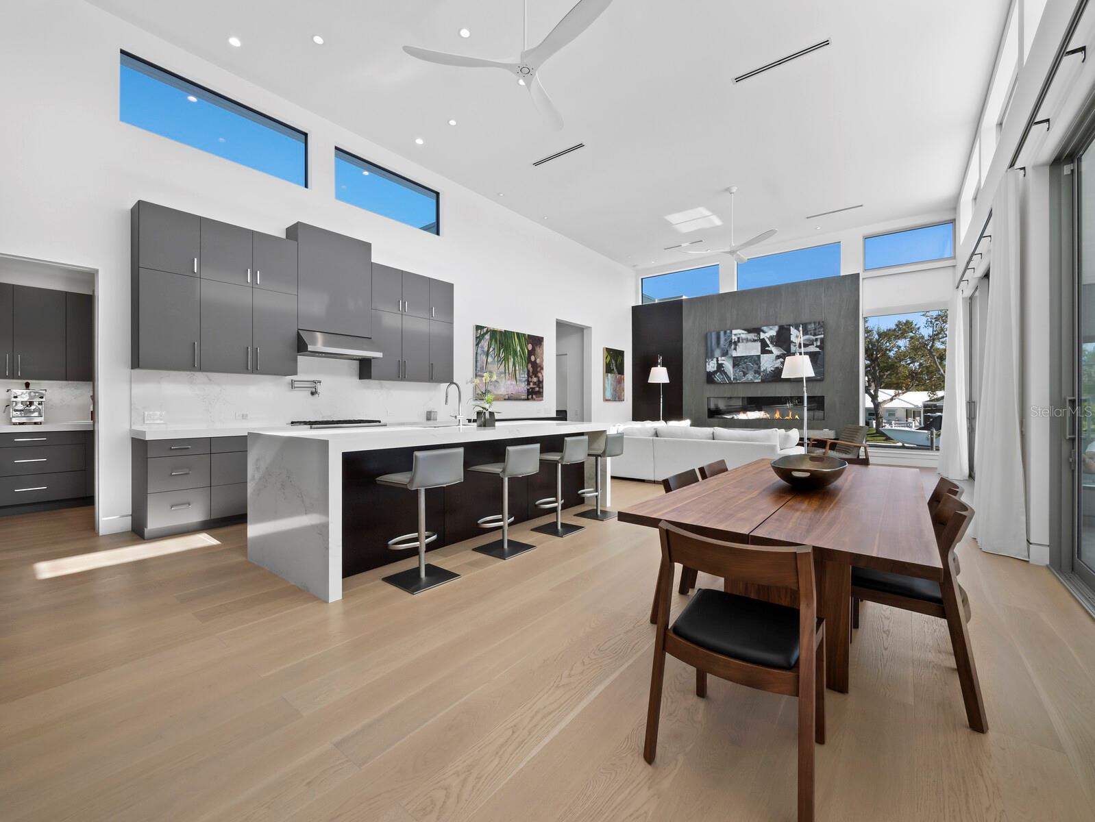 Listing photo id 5 for 656 Owl Drive