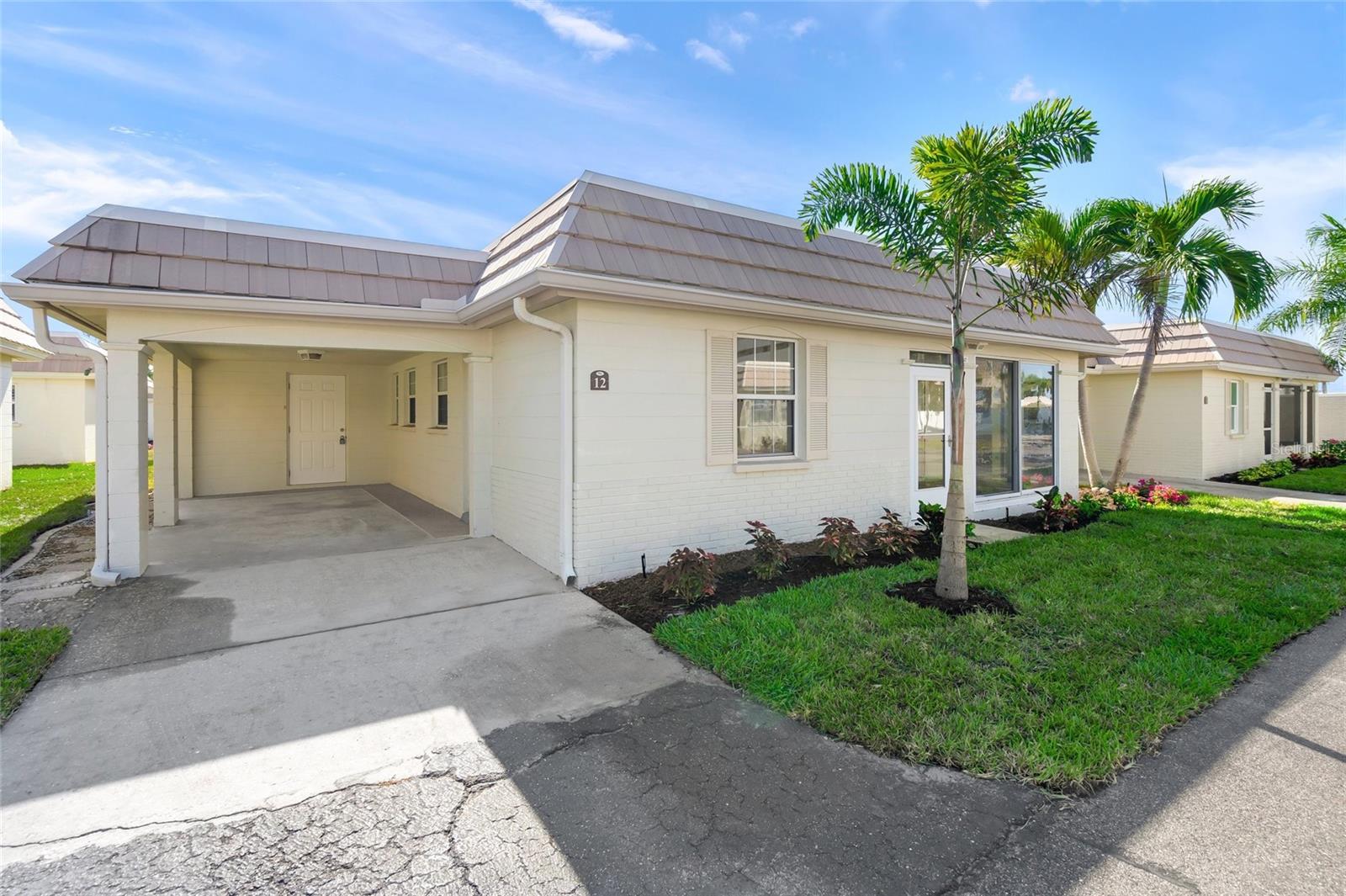 Image 11 of 99 For 6150 Midnight Pass Road V12