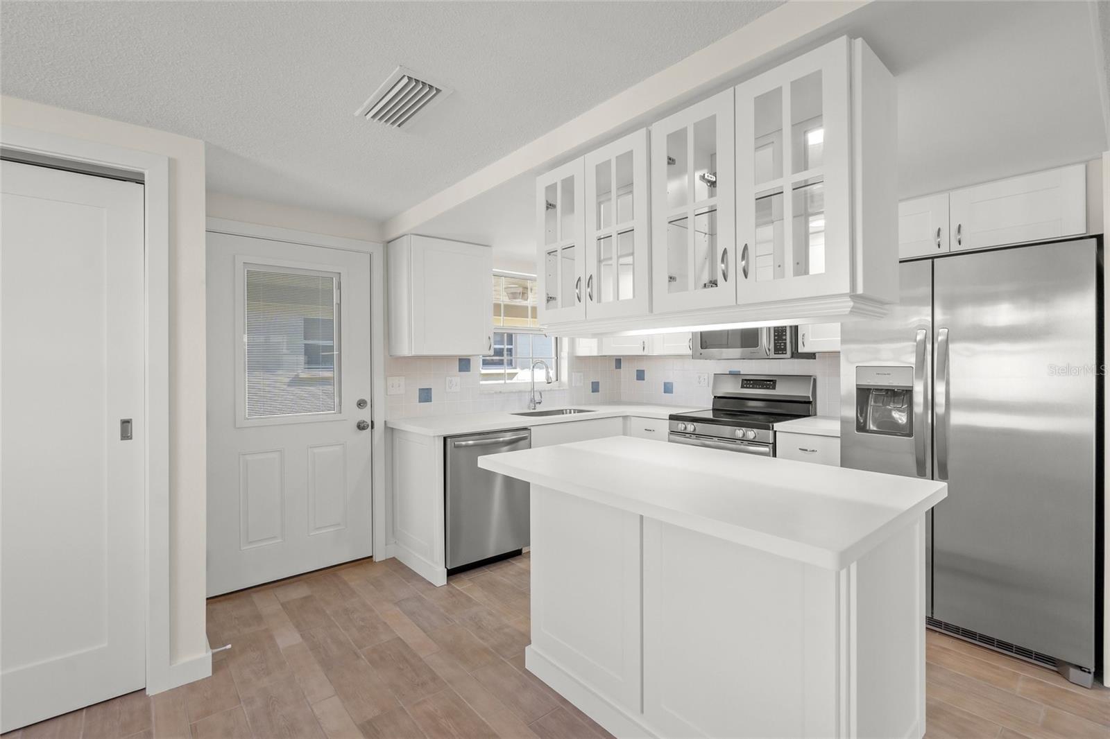 Image 13 of 99 For 6150 Midnight Pass Road V12