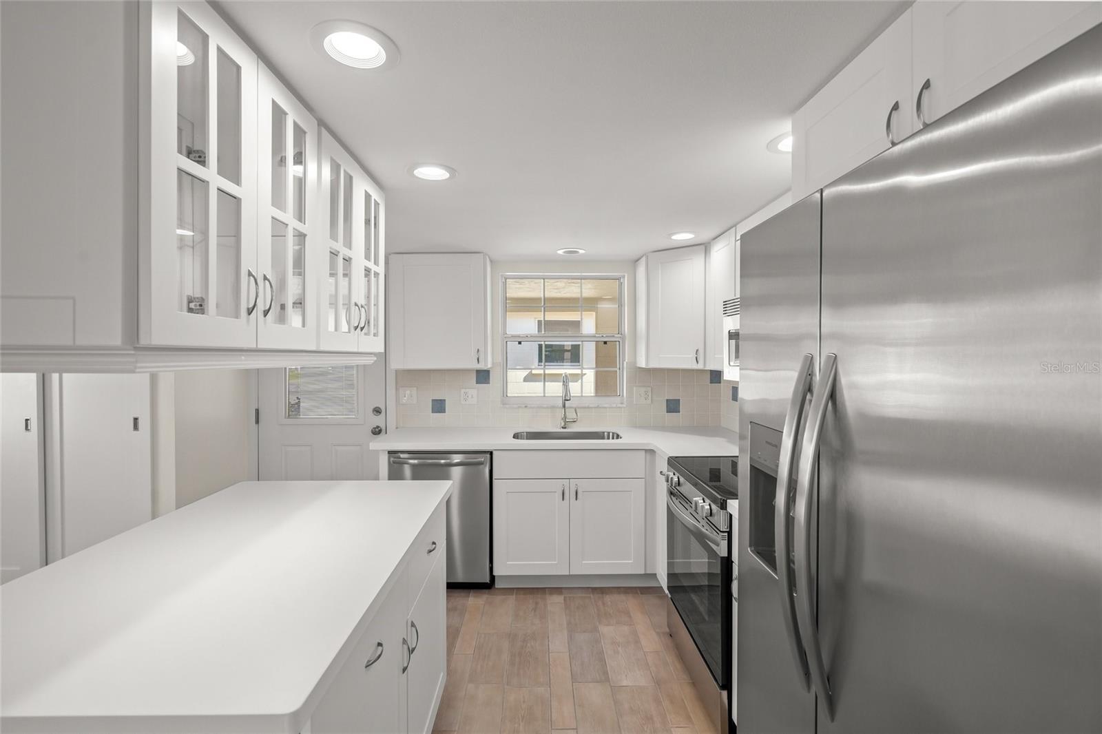 Image 14 of 99 For 6150 Midnight Pass Road V12