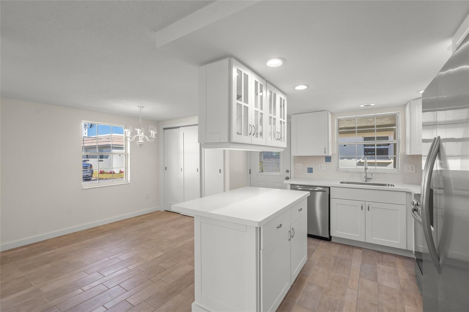 Image 15 of 99 For 6150 Midnight Pass Road V12