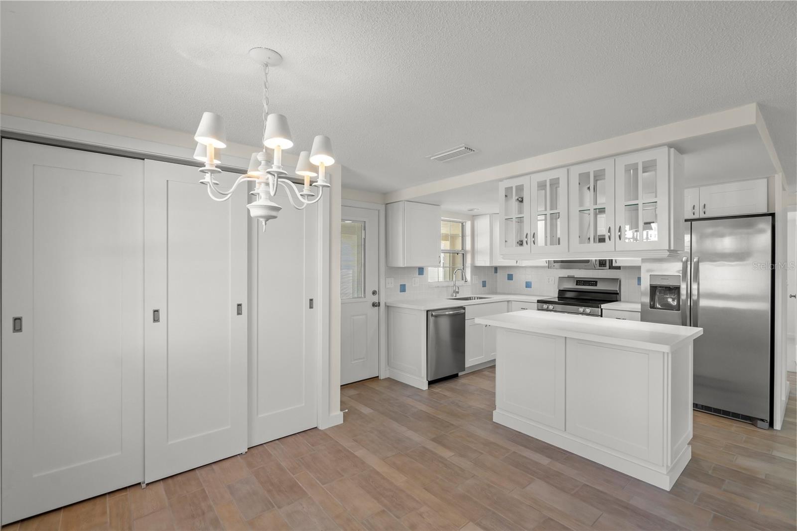 Image 17 of 99 For 6150 Midnight Pass Road V12