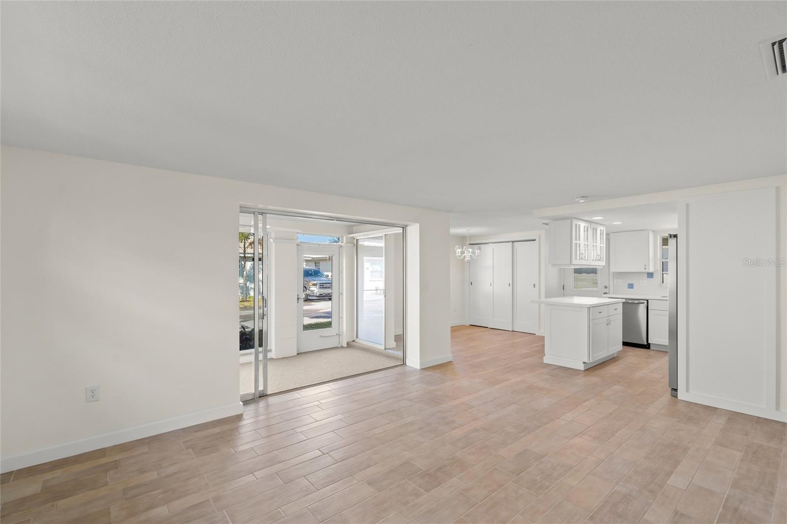 Image 19 of 99 For 6150 Midnight Pass Road V12