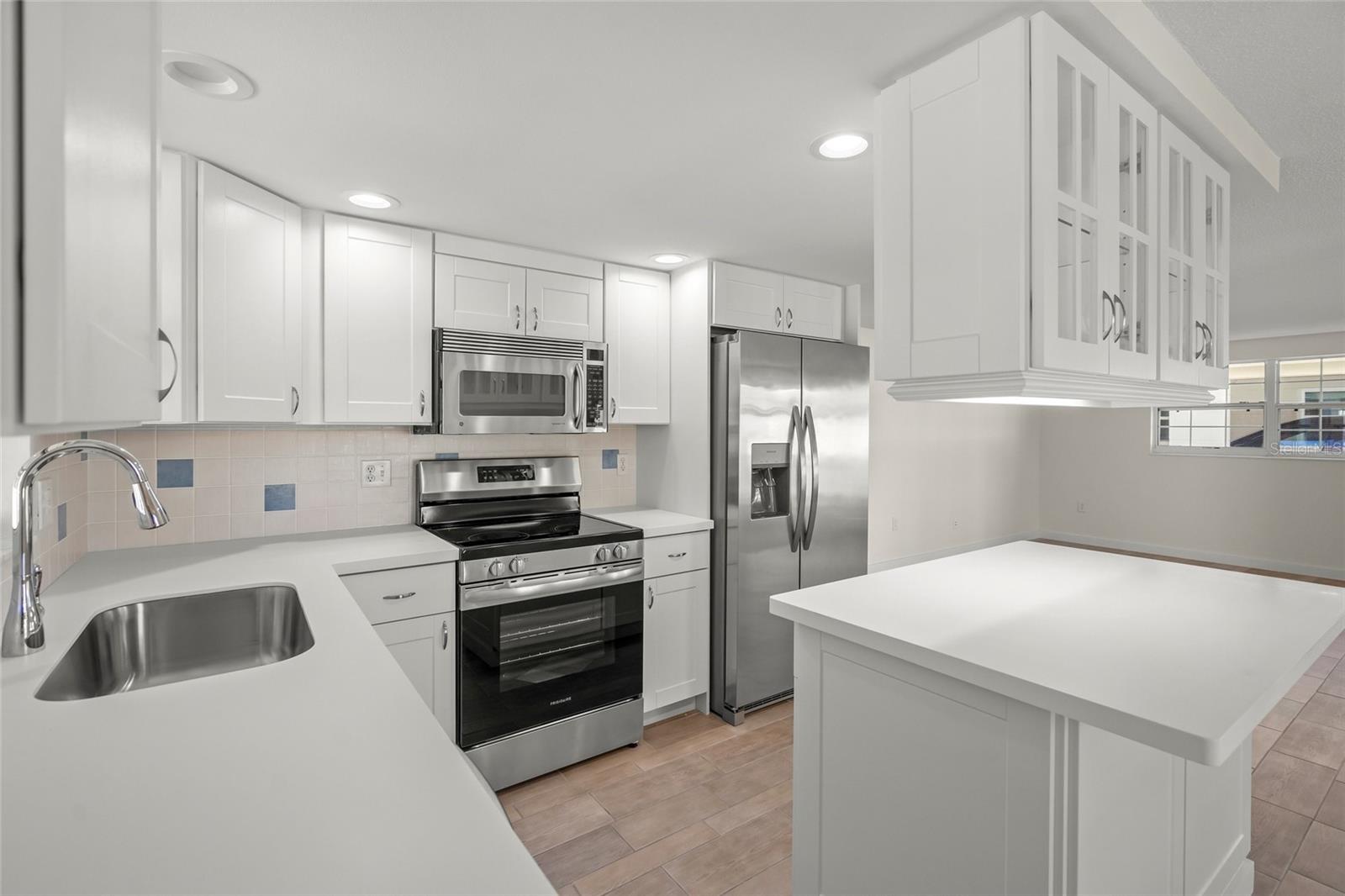 Image 5 of 99 For 6150 Midnight Pass Road V12