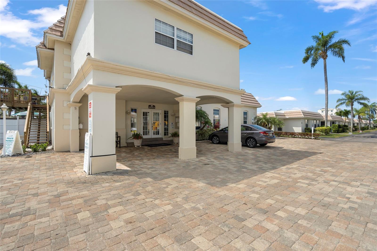 Image 53 of 99 For 6150 Midnight Pass Road V12