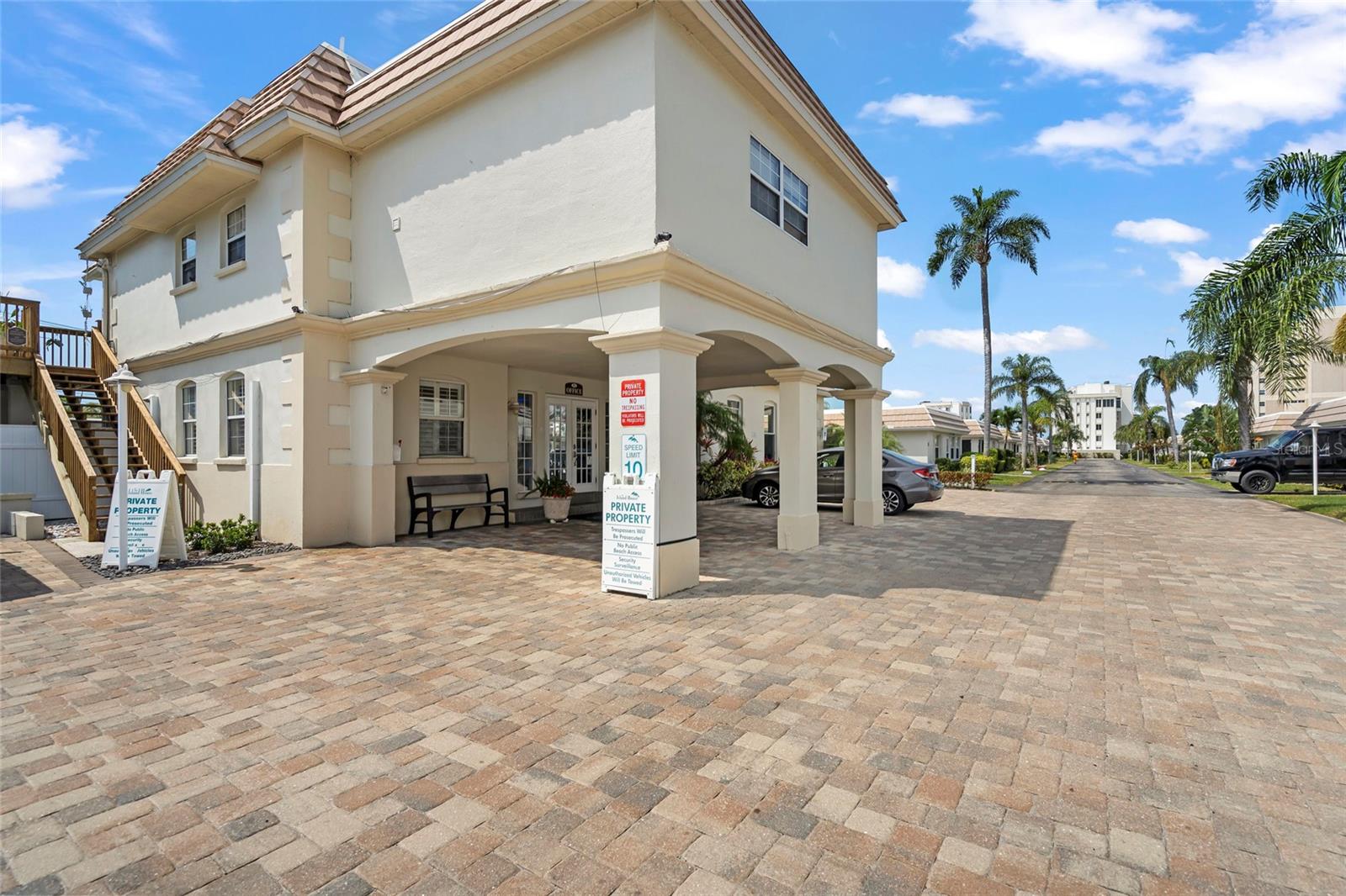 Image 54 of 99 For 6150 Midnight Pass Road V12