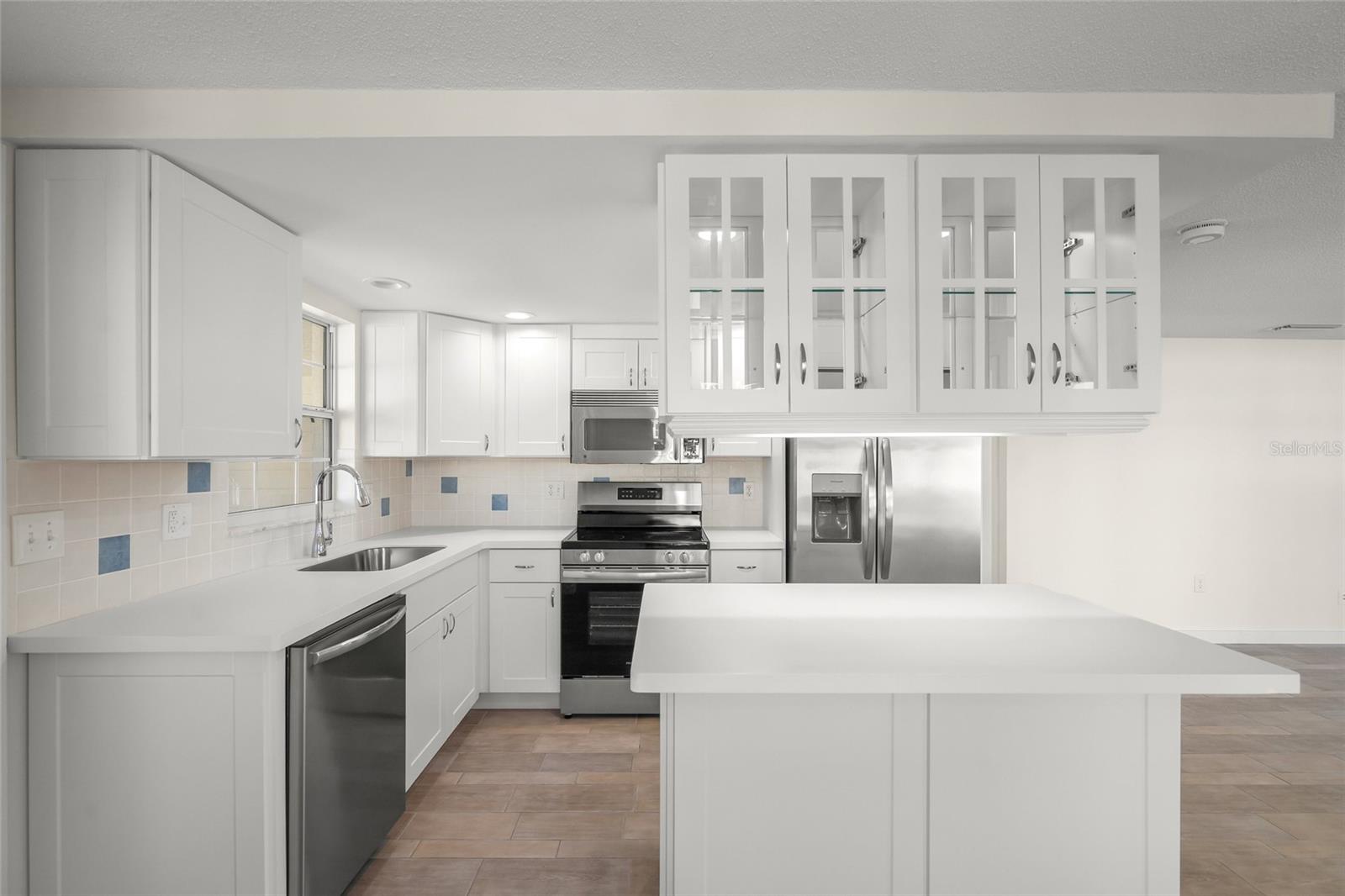 Image 6 of 99 For 6150 Midnight Pass Road V12