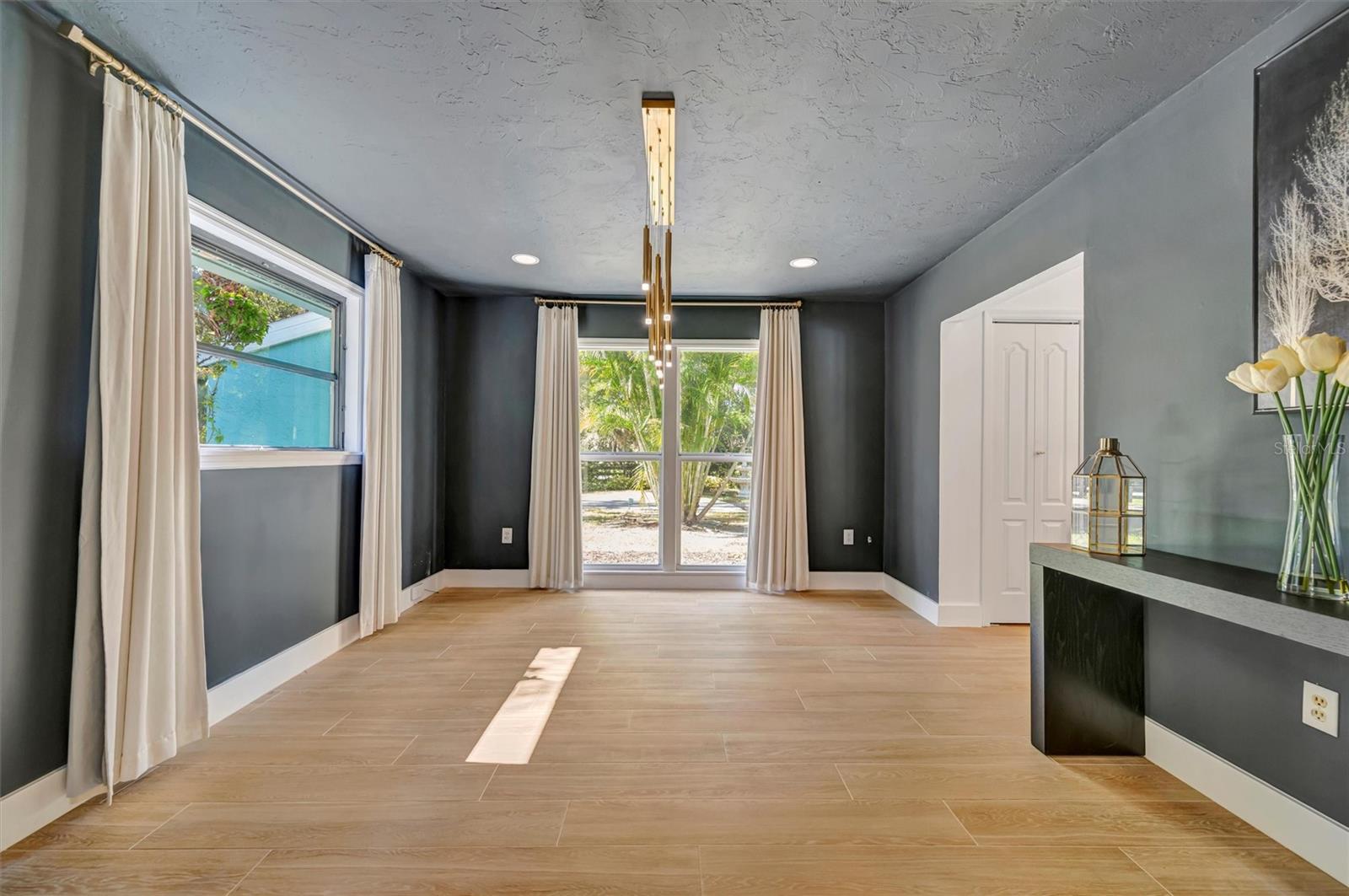 Image 17 of 99 For 403 Longbow Trail