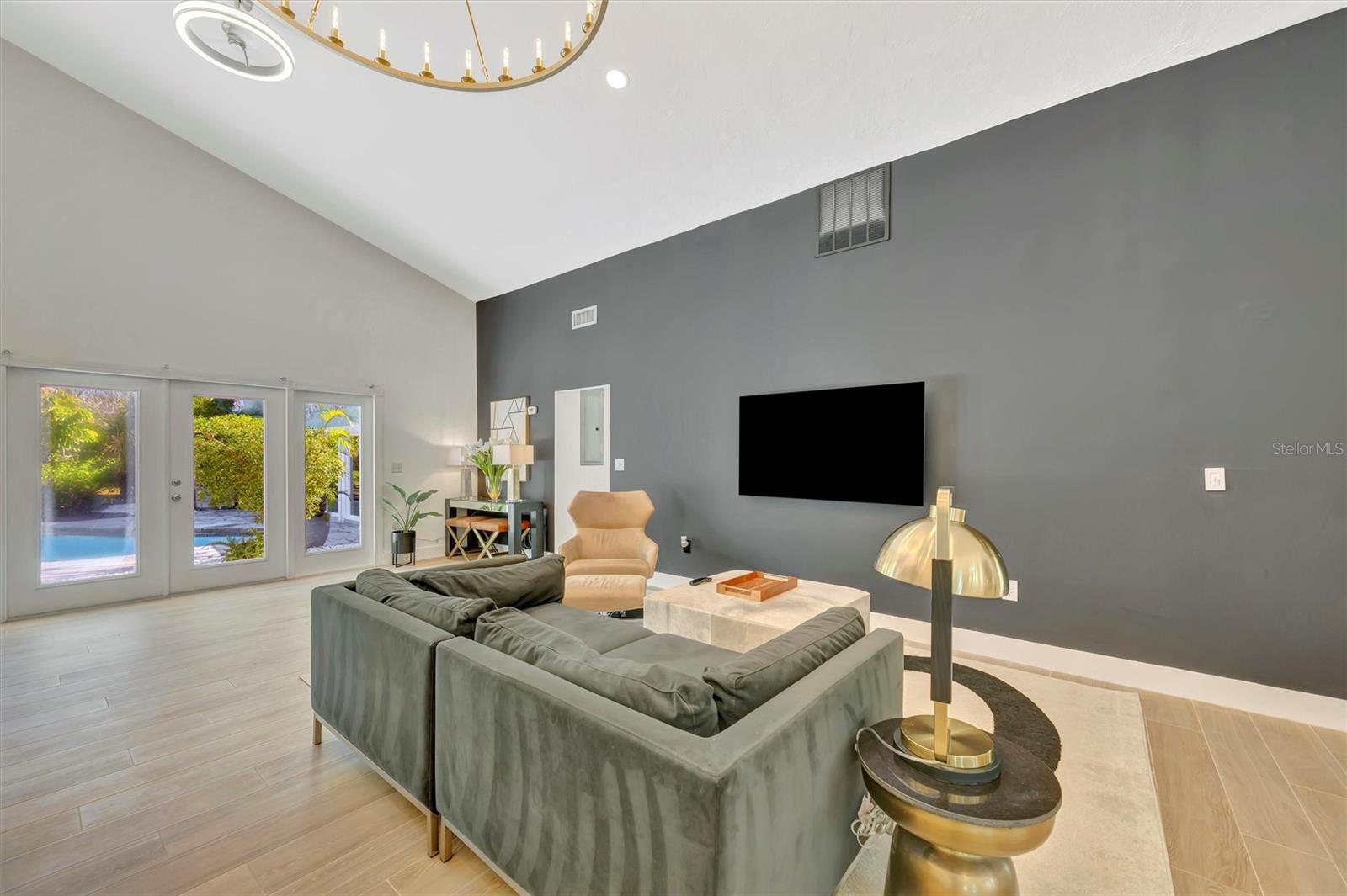 Image 9 of 99 For 403 Longbow Trail