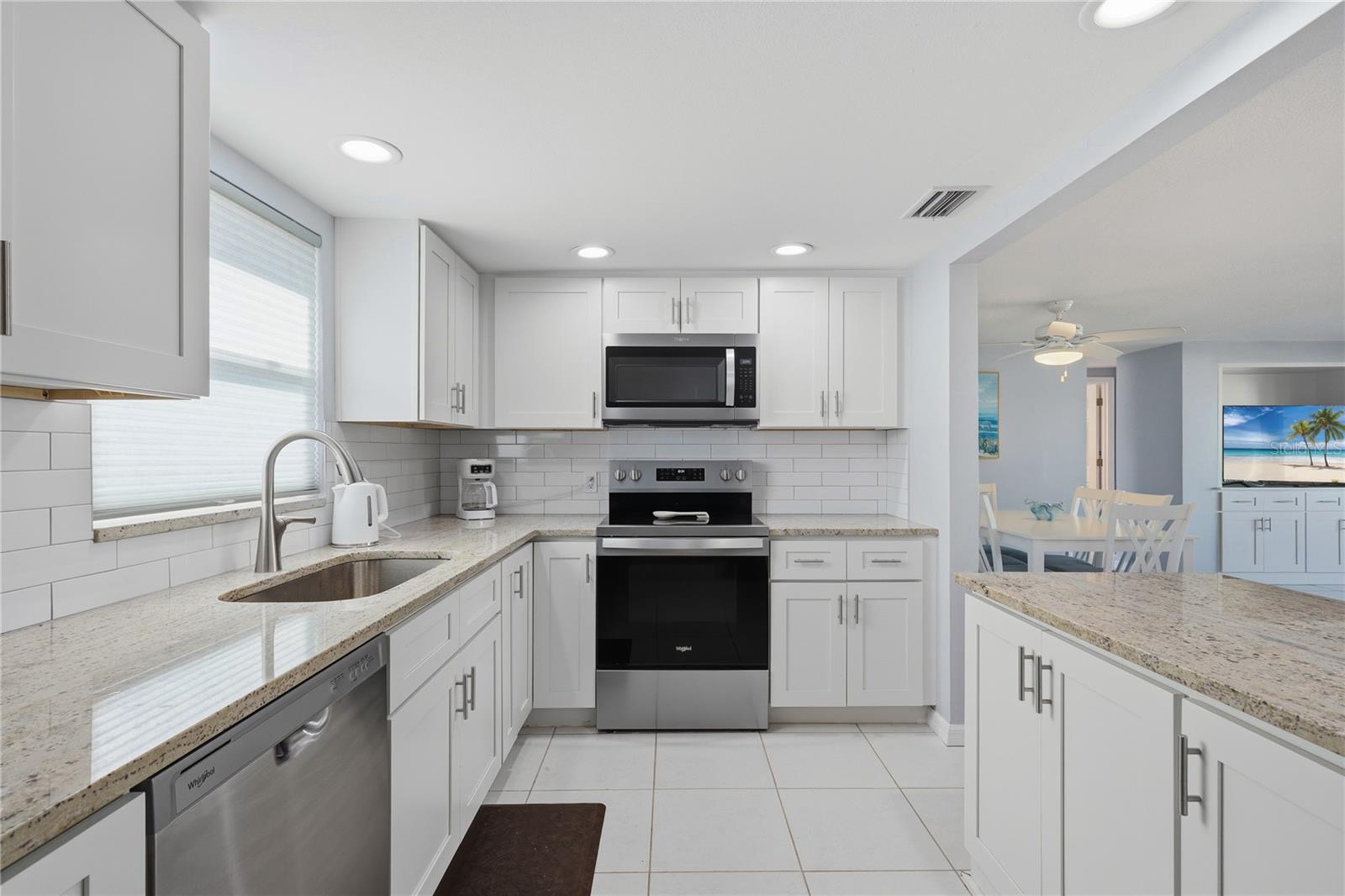 Image 16 of 30 For 6150 Midnight Pass Road 13