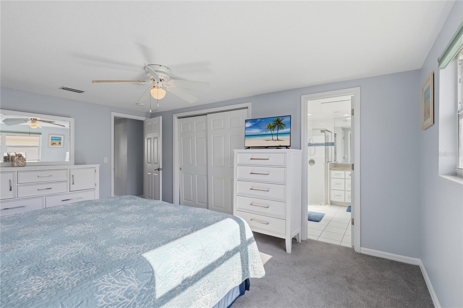 Image 19 of 30 For 6150 Midnight Pass Road 13