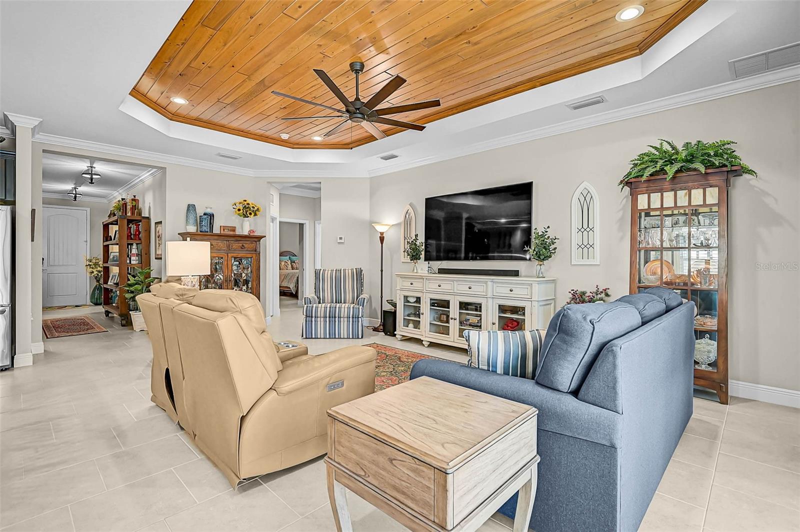 Image 4 of 34 For 408 Casalino Drive