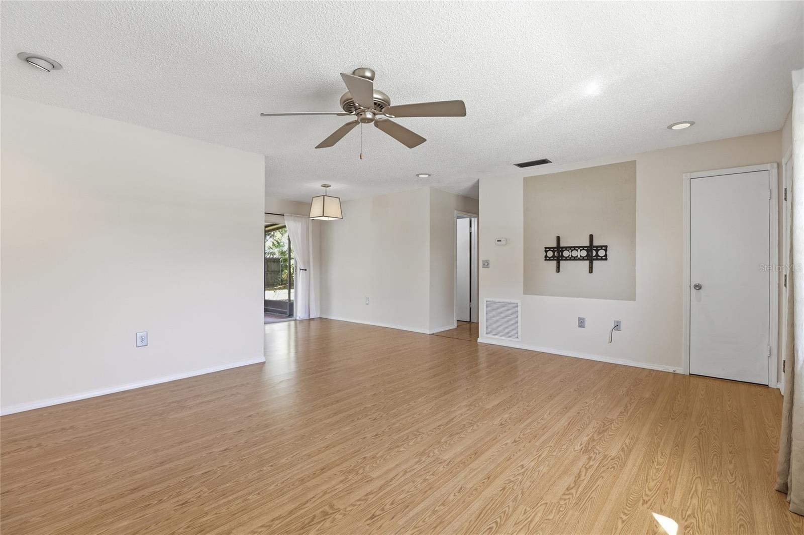 Image 5 of 30 For 3305 Island Date Circle