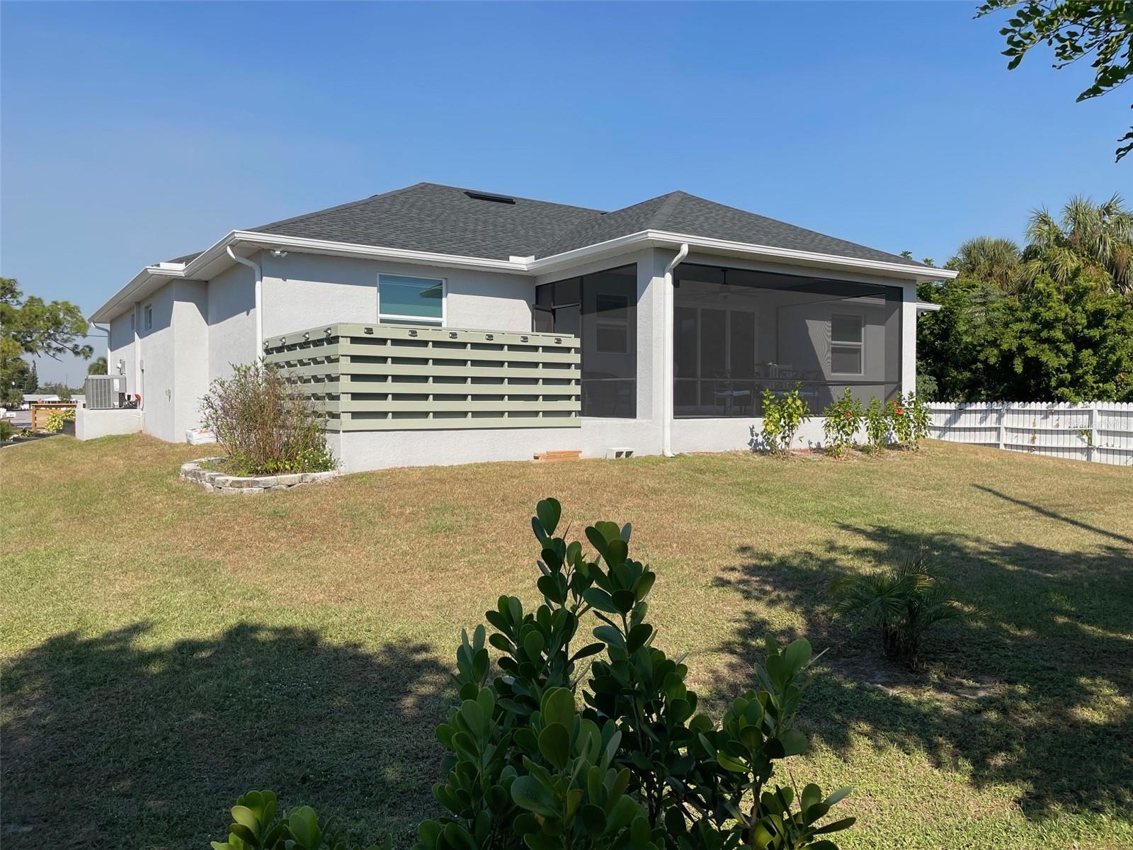 Image 5 of 53 For 549 Tarpon Boulevard Nw