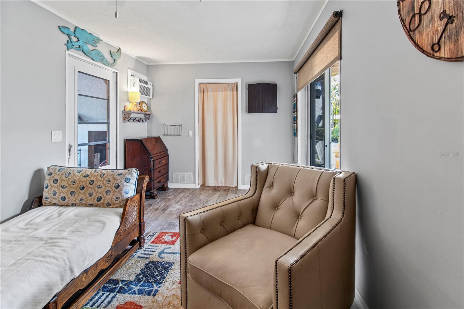 Image 52 of 77 For 6250 Holmes Boulevard 51