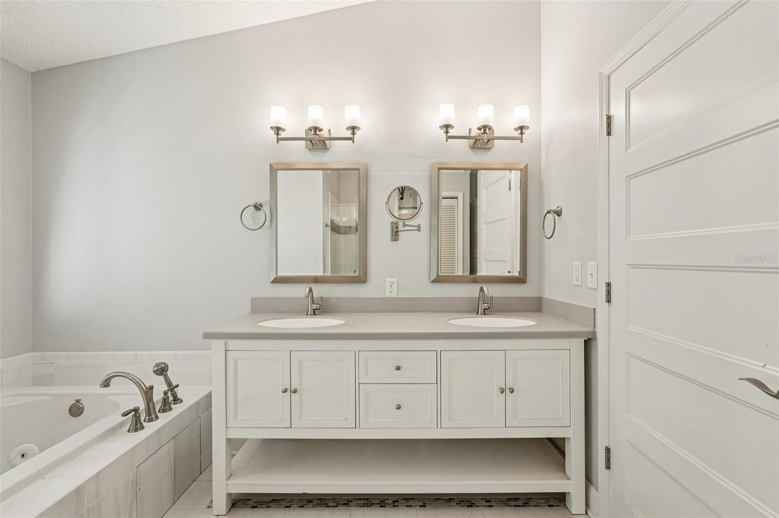 Image 13 of 39 For 3821 Garden Lakes Estates Drive