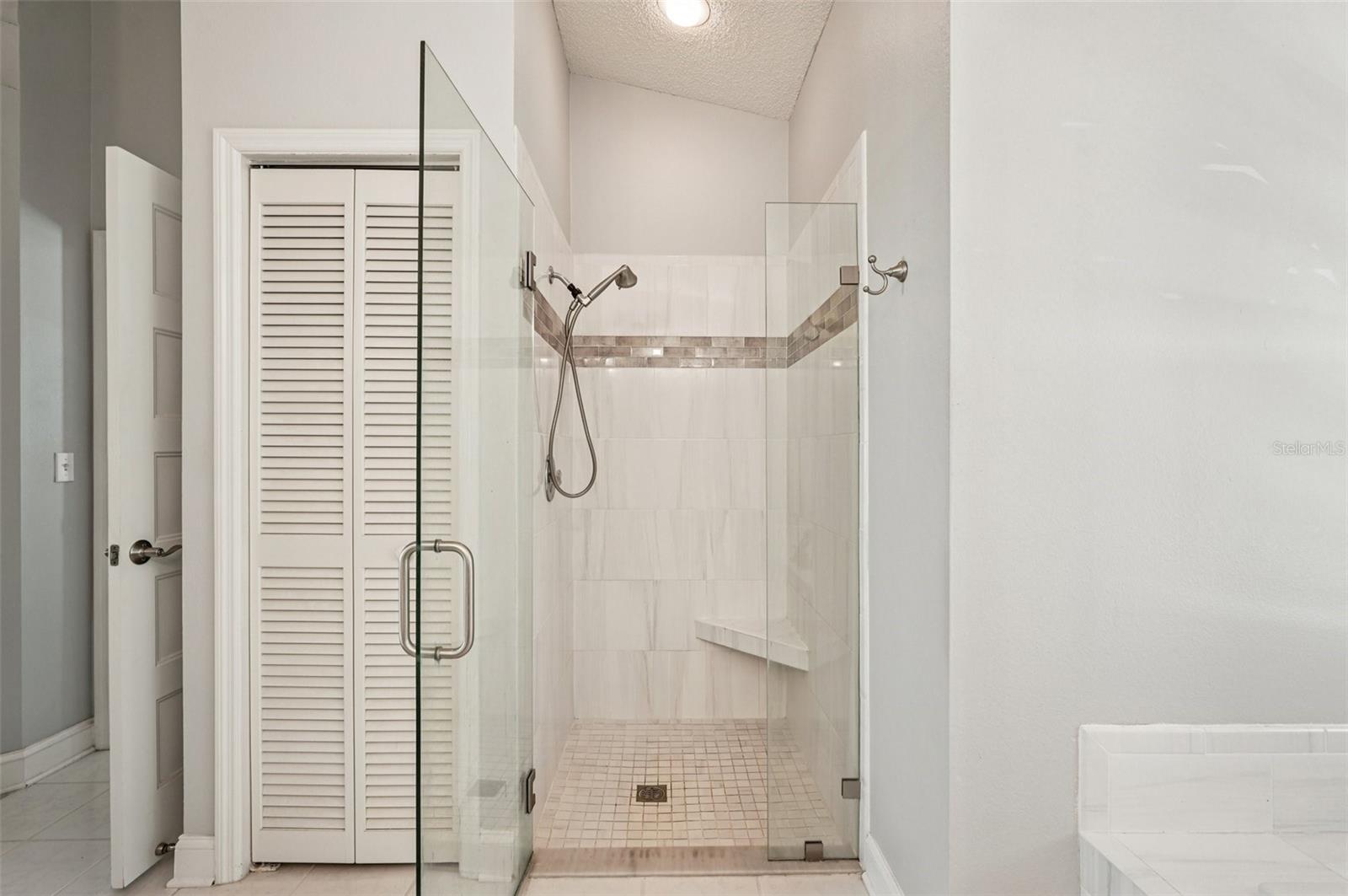 Image 14 of 39 For 3821 Garden Lakes Estates Drive