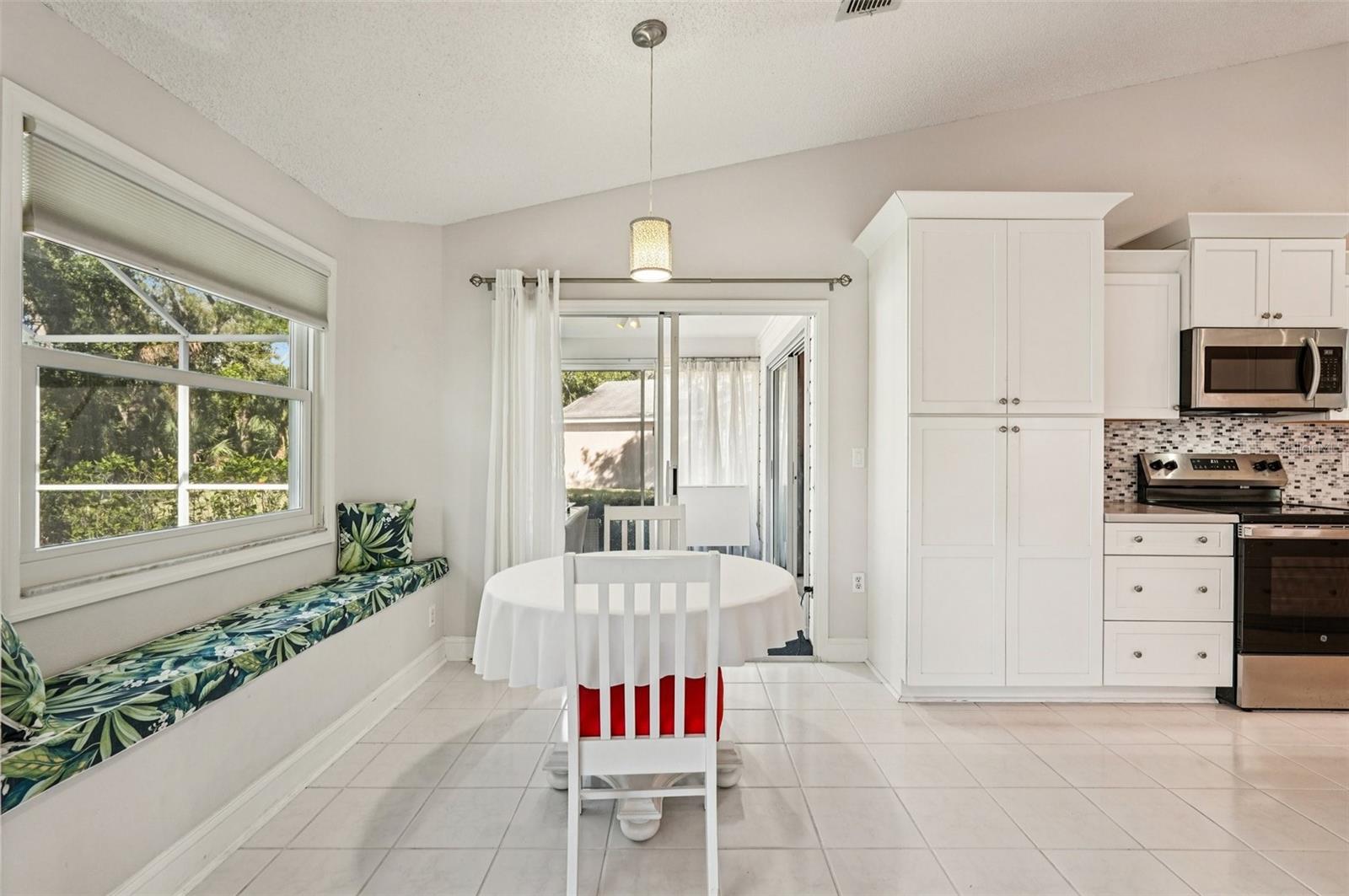 Image 7 of 39 For 3821 Garden Lakes Estates Drive