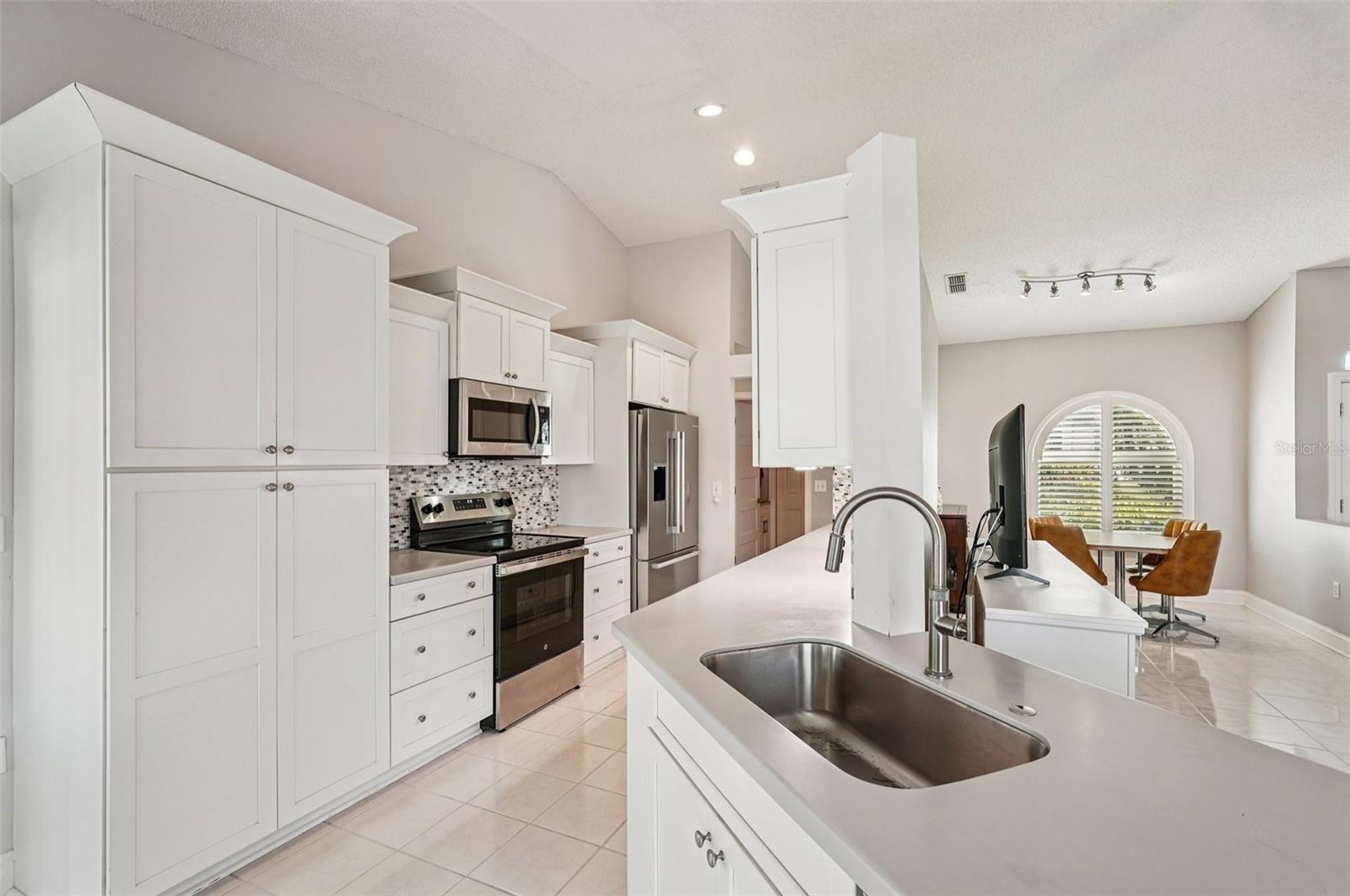 Image 9 of 39 For 3821 Garden Lakes Estates Drive