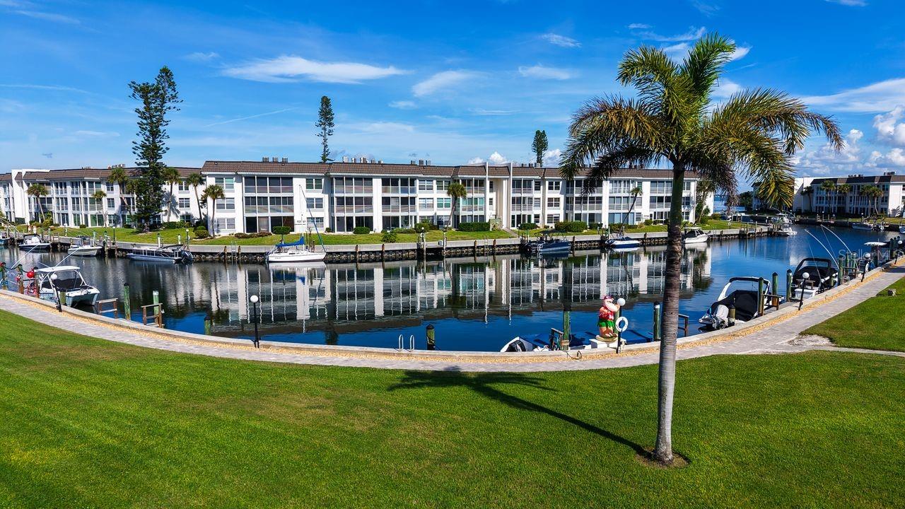 Image 42 of 86 For 4350 Chatham Drive 208