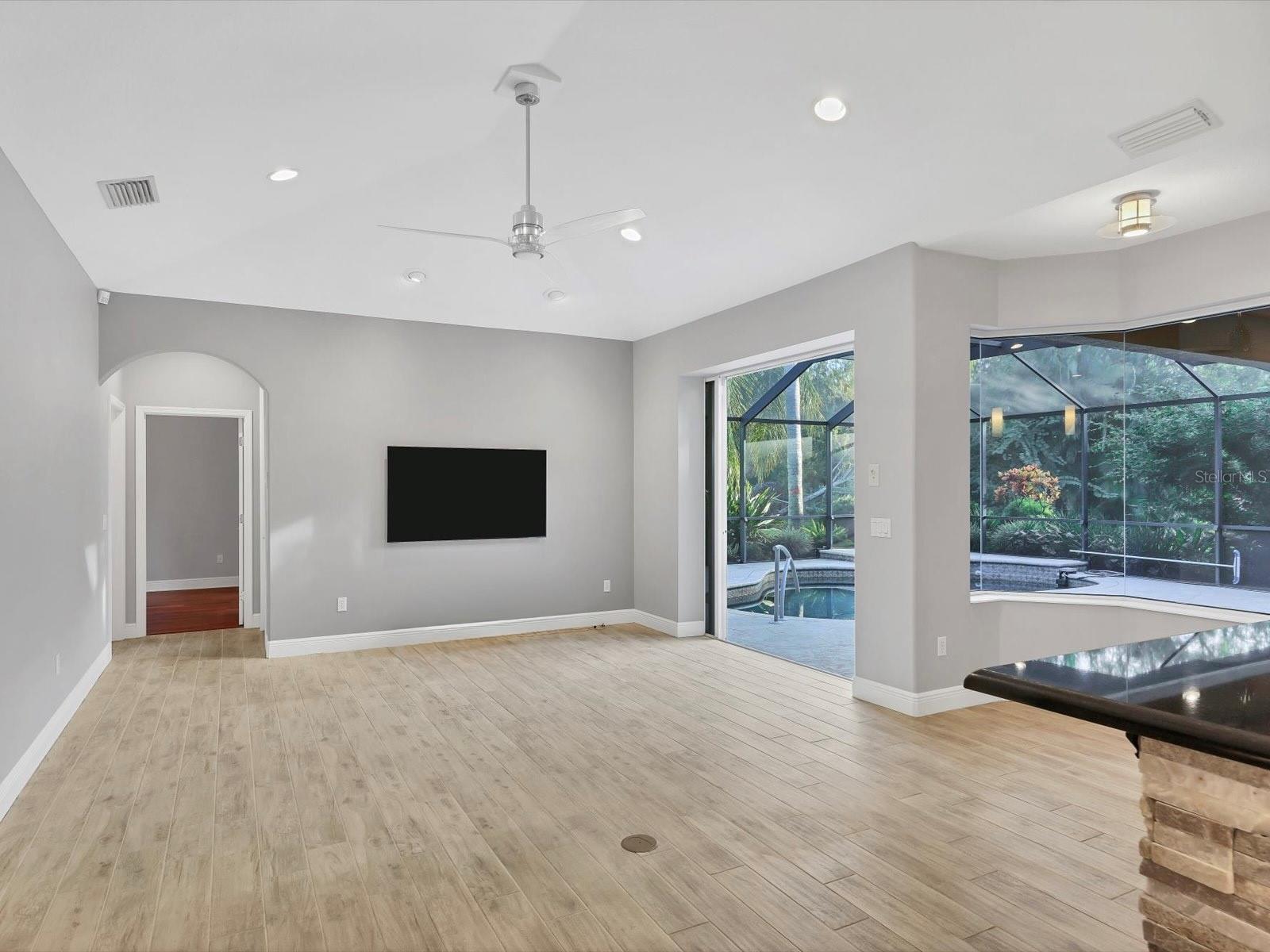 Image 11 of 38 For 16806 5th Terrace Ne