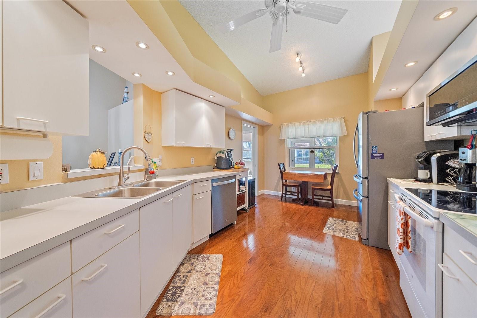 Image 10 of 30 For 4872 Limetree Lane