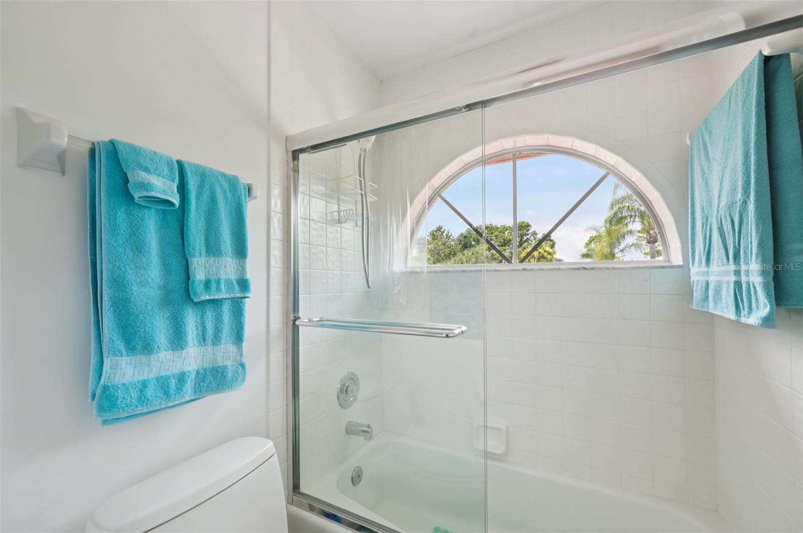 Image 32 of 42 For 5588 Golf Pointe Drive 1