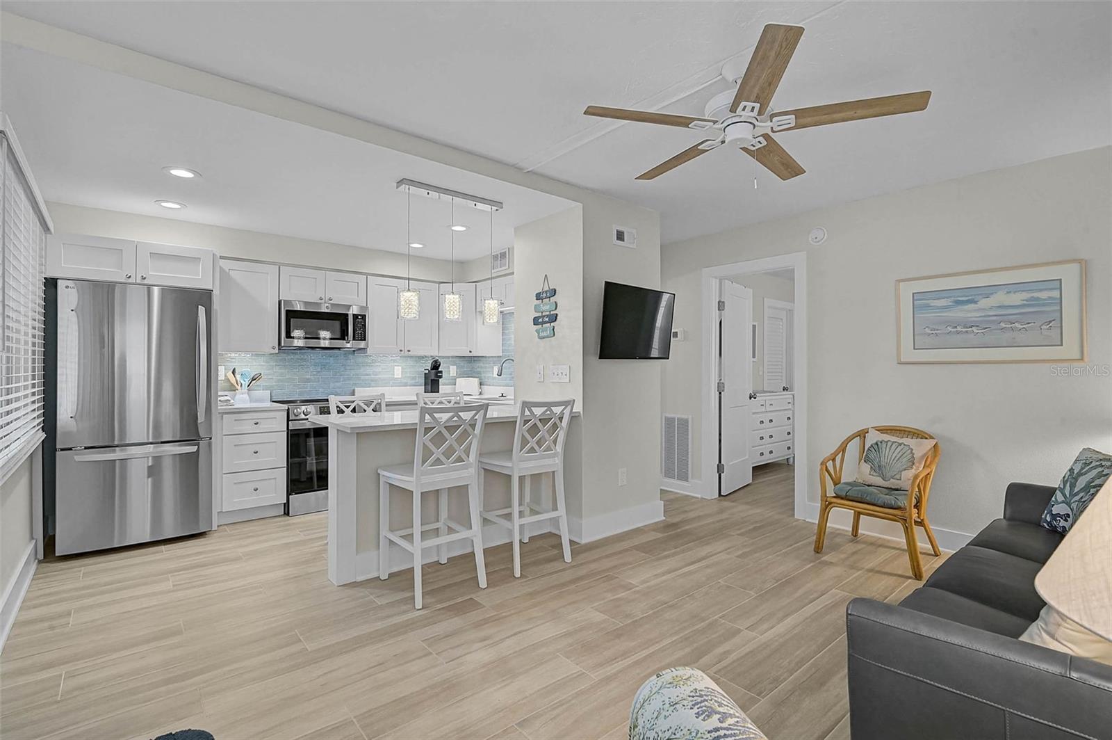 Image 13 of 17 For 5950 Midnight Pass Road 101