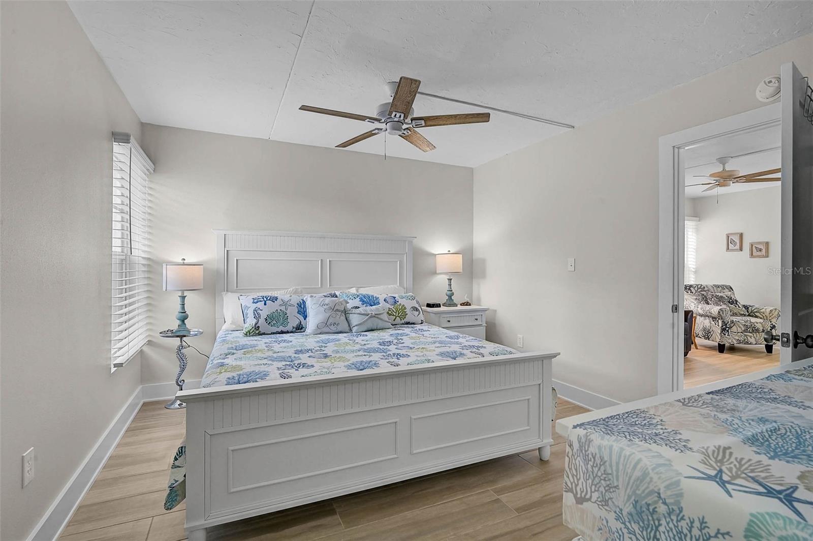 Image 15 of 17 For 5950 Midnight Pass Road 101