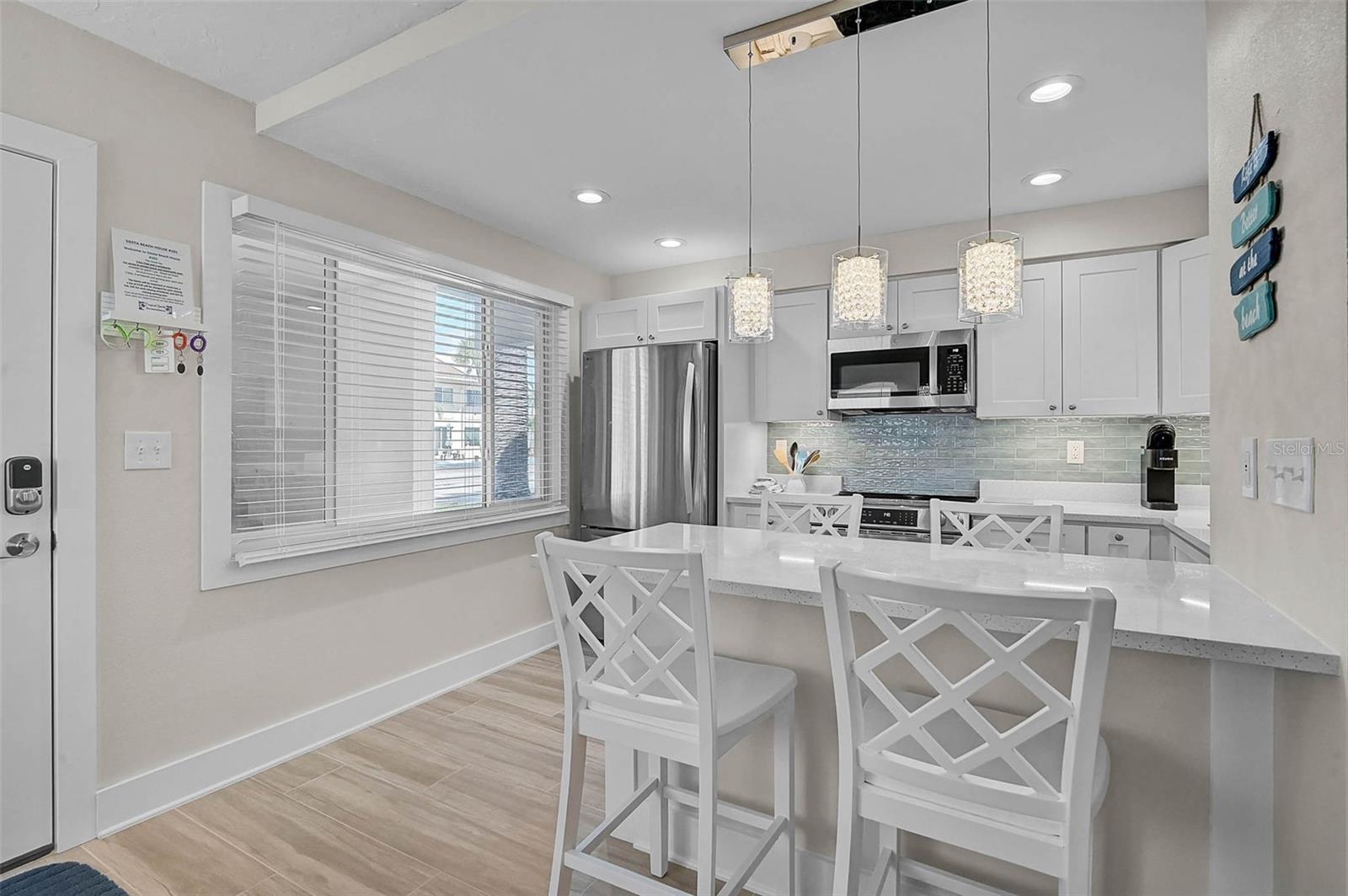 Image 6 of 17 For 5950 Midnight Pass Road 101