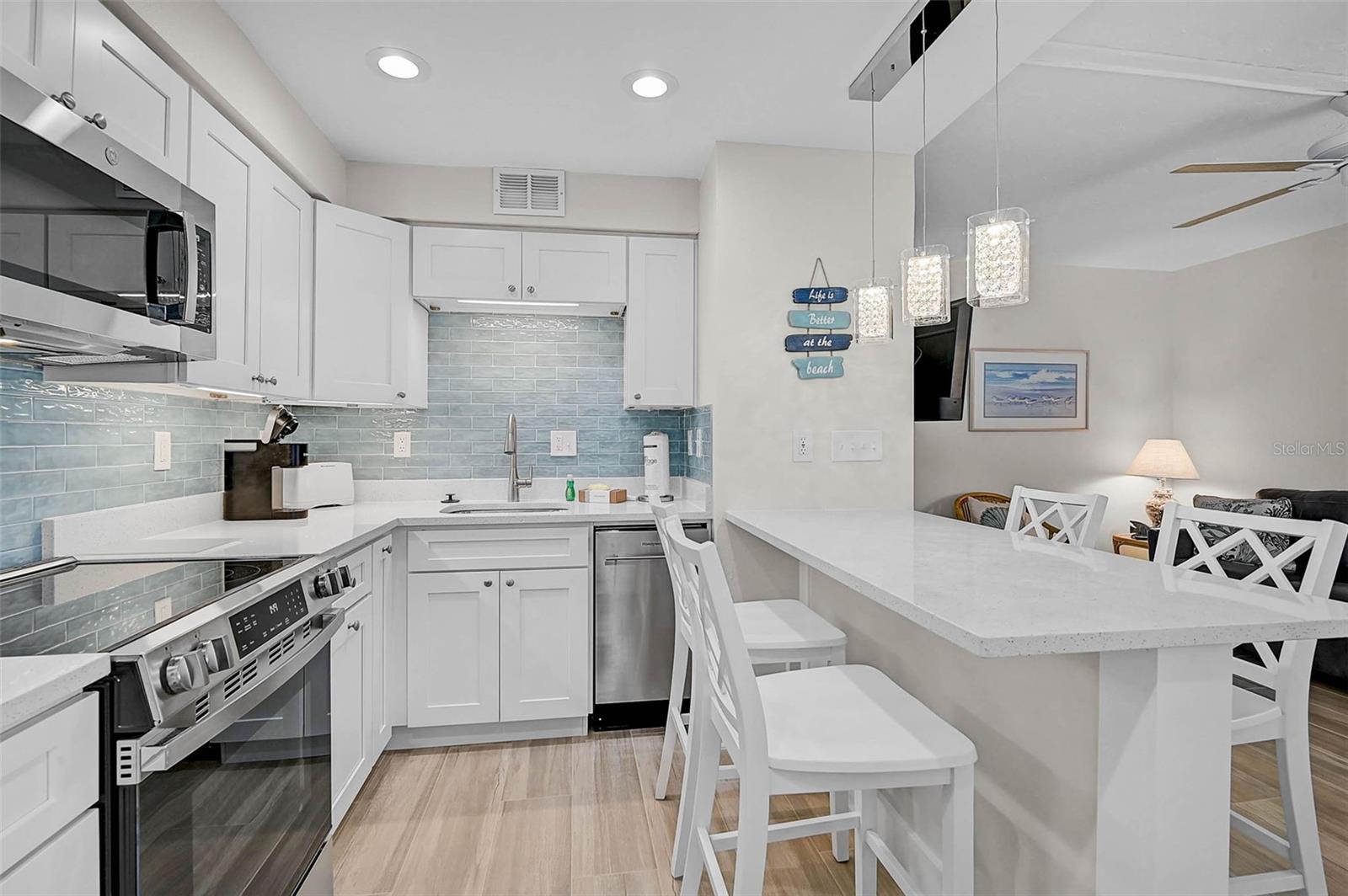 Image 7 of 17 For 5950 Midnight Pass Road 101