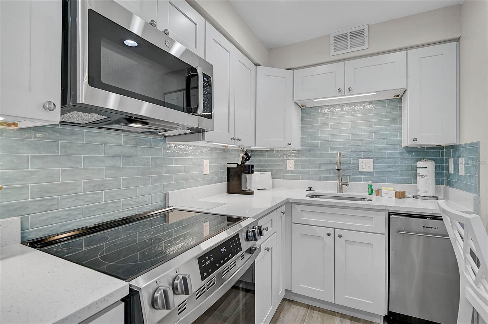 Image 8 of 17 For 5950 Midnight Pass Road 101