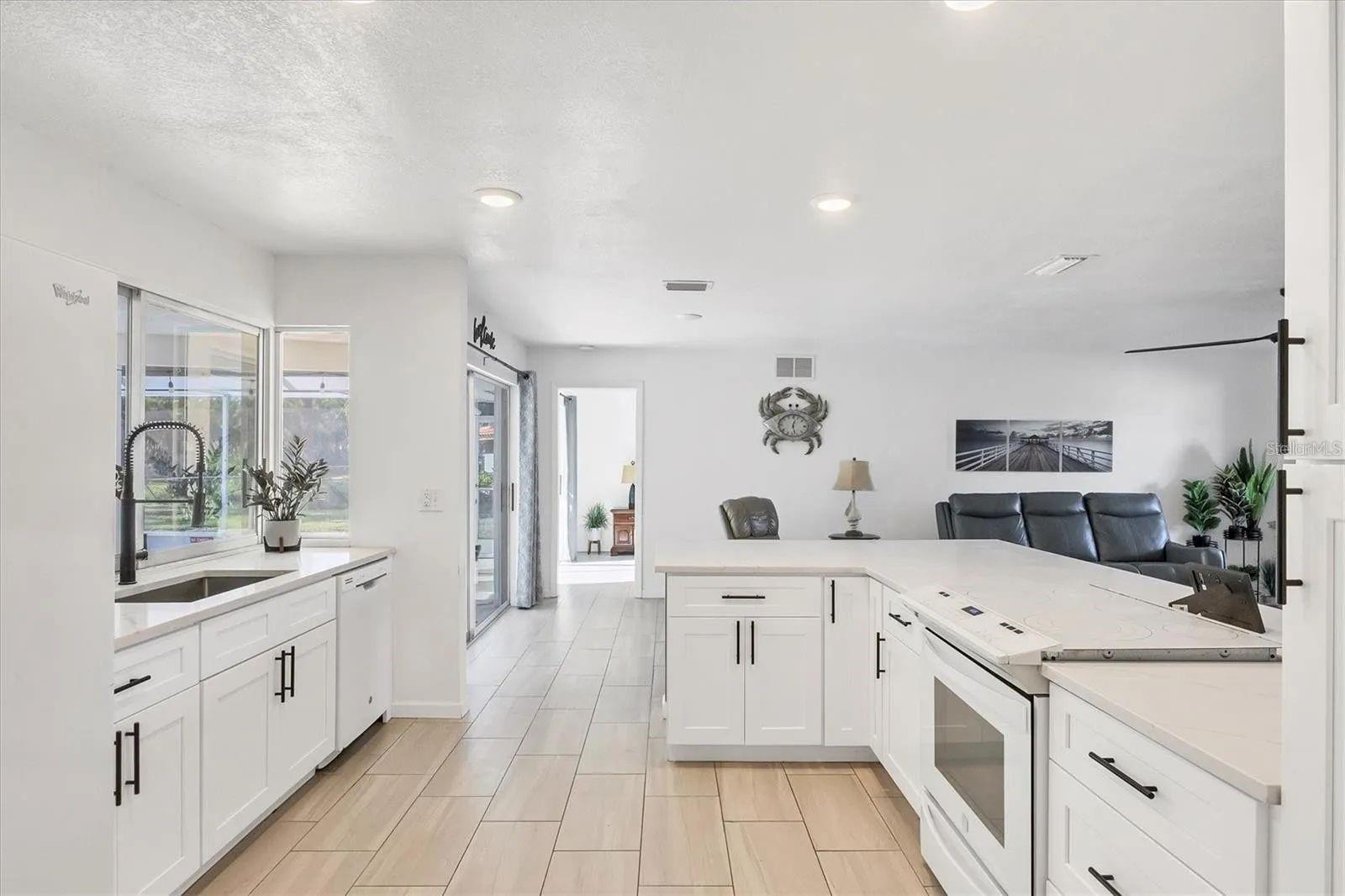 Image 10 of 33 For 2410 Cass Street