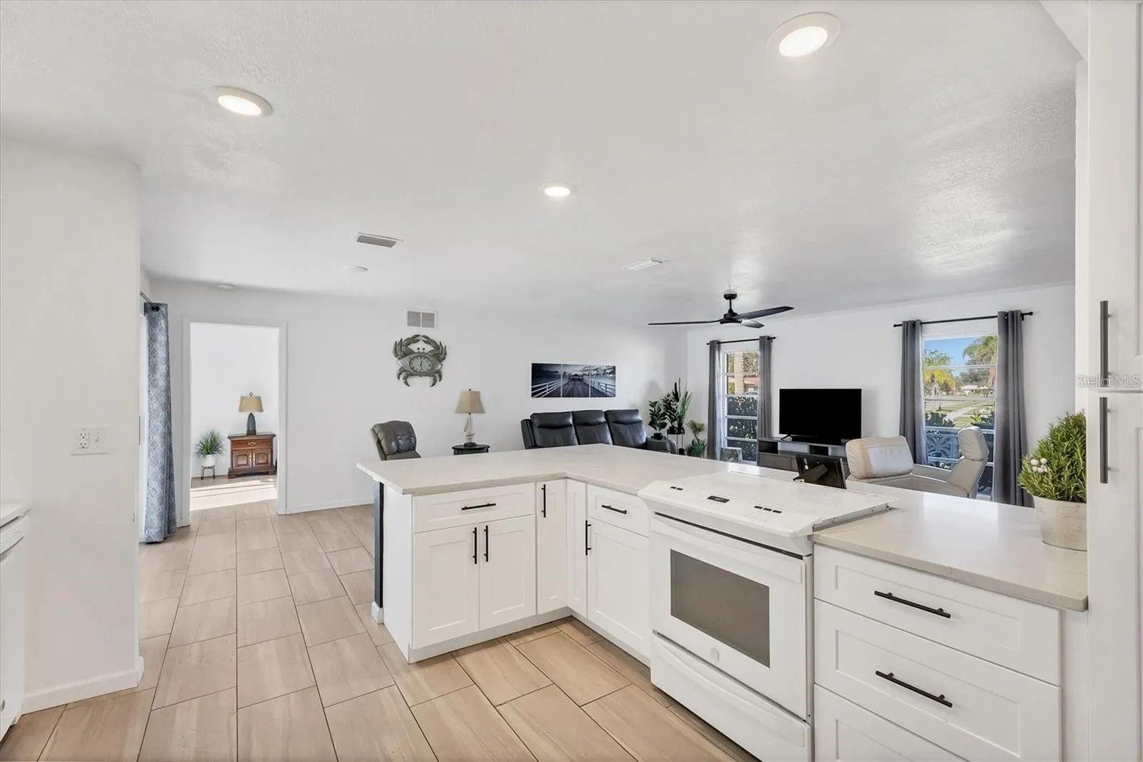 Image 11 of 33 For 2410 Cass Street