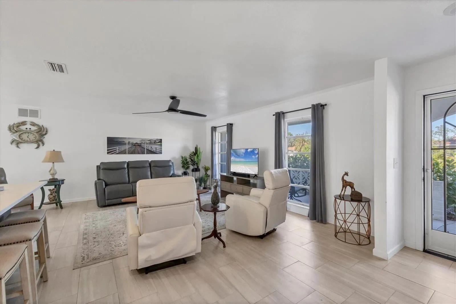 Image 5 of 33 For 2410 Cass Street