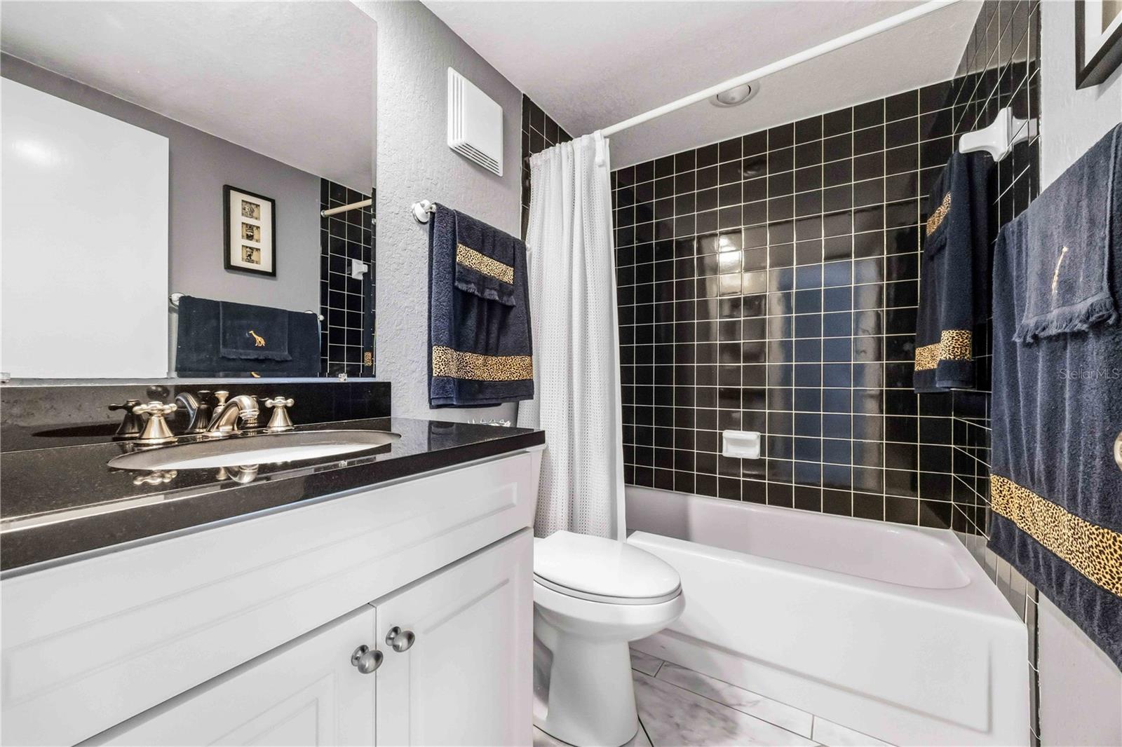 Image 24 of 57 For 1050 Longboat Club Road 301