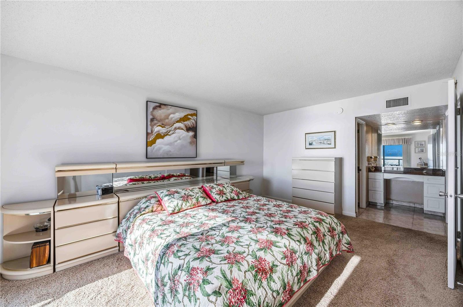 Image 31 of 57 For 1050 Longboat Club Road 301