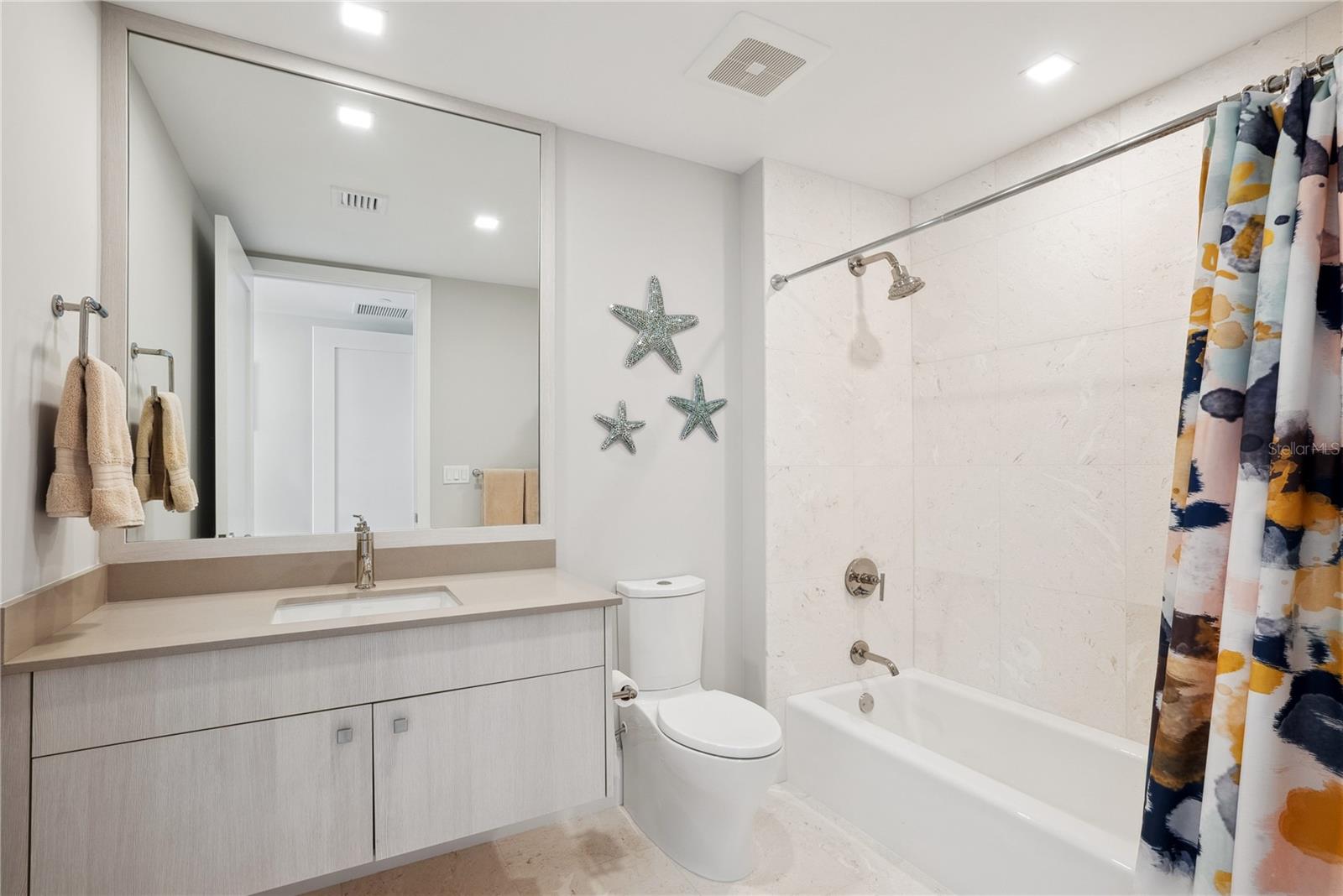 Image 28 of 56 For 6100 Midnight Pass Road 201