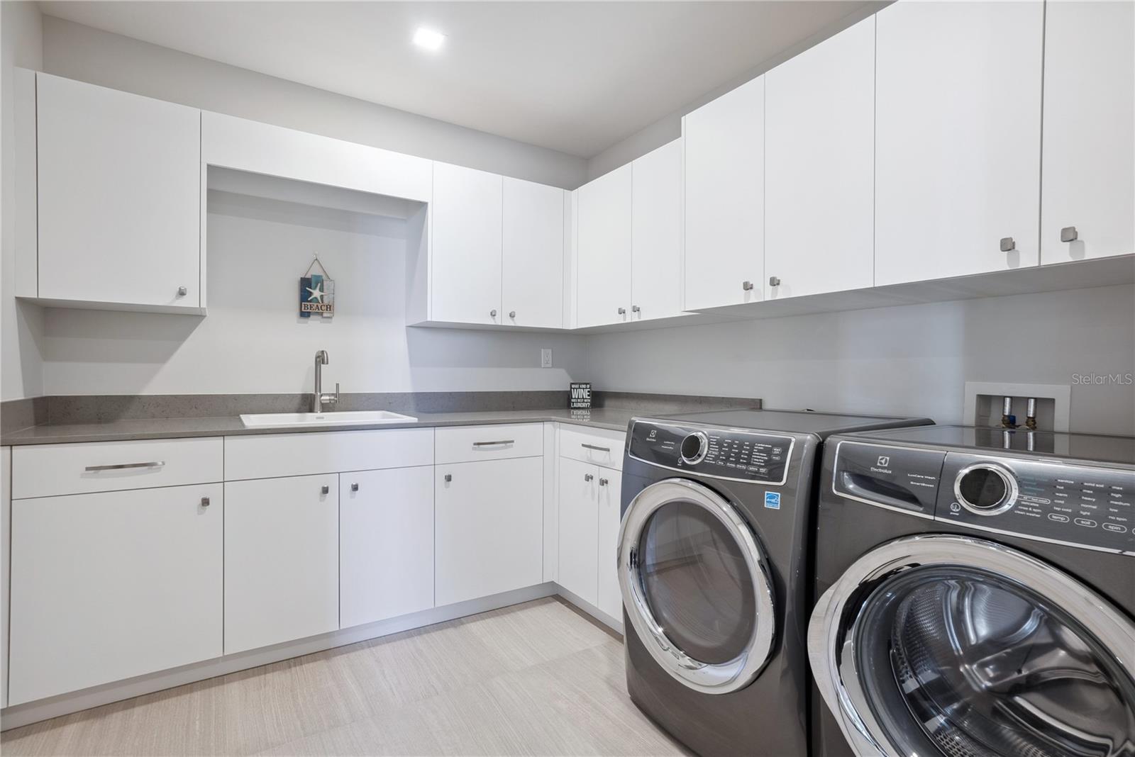 Image 31 of 56 For 6100 Midnight Pass Road 201