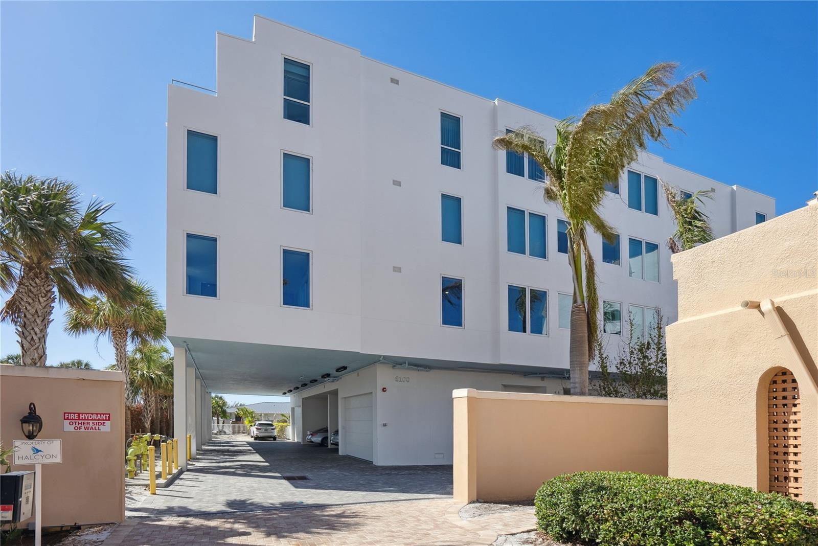 Image 43 of 56 For 6100 Midnight Pass Road 201