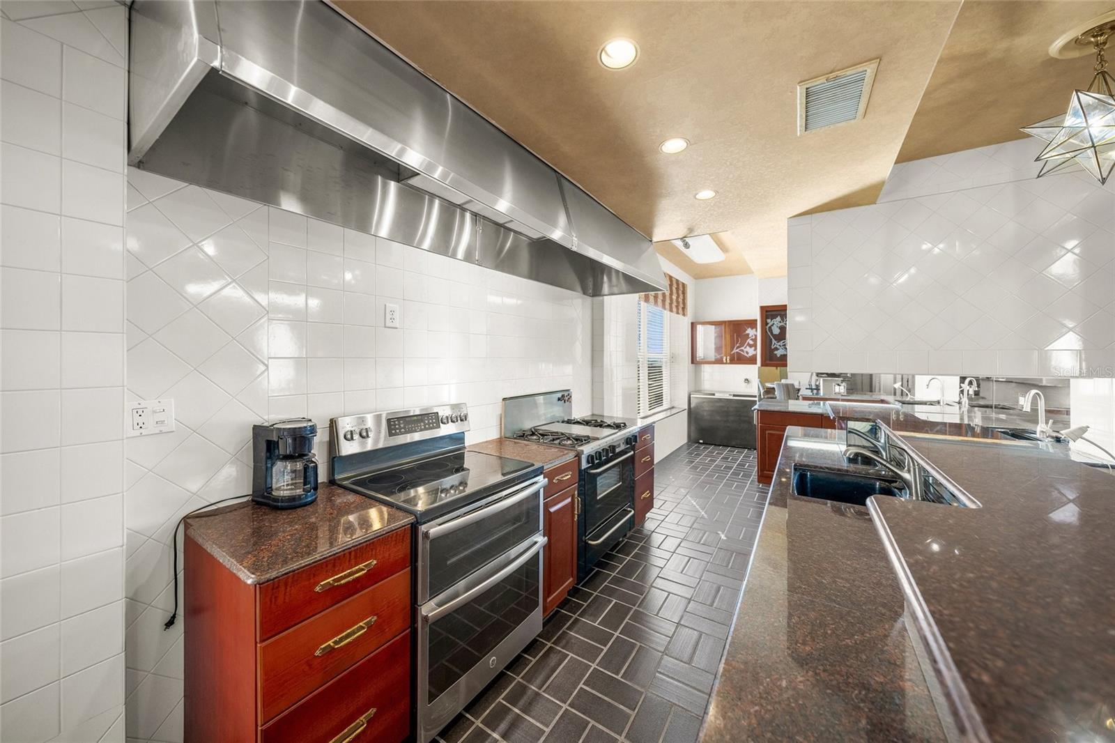 Image 28 of 68 For 1330 Main Street Ph 9 & 10