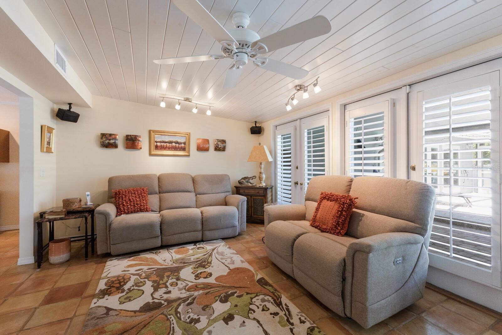 Image 21 of 76 For 2723 59th Street