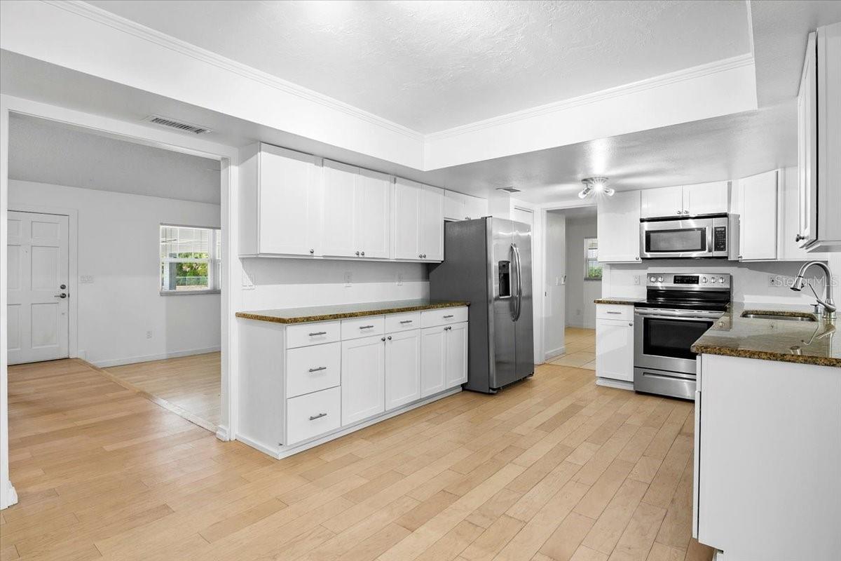 Image 6 of 26 For 7147 Lago Street