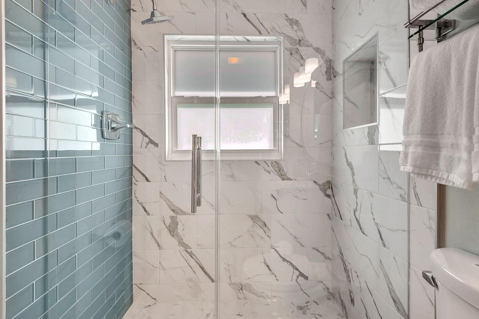 Image 17 of 41 For 5830 Midnight Pass Road 61