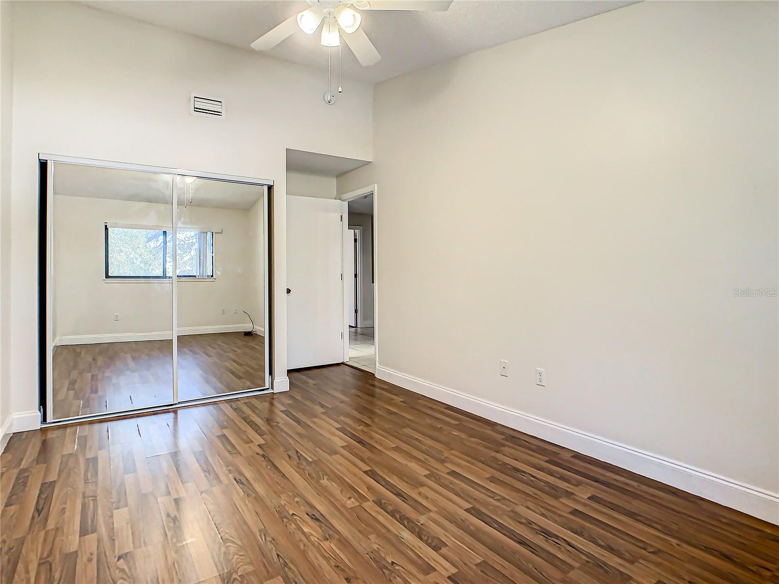 Image 19 of 34 For 955 Sunridge Drive 102