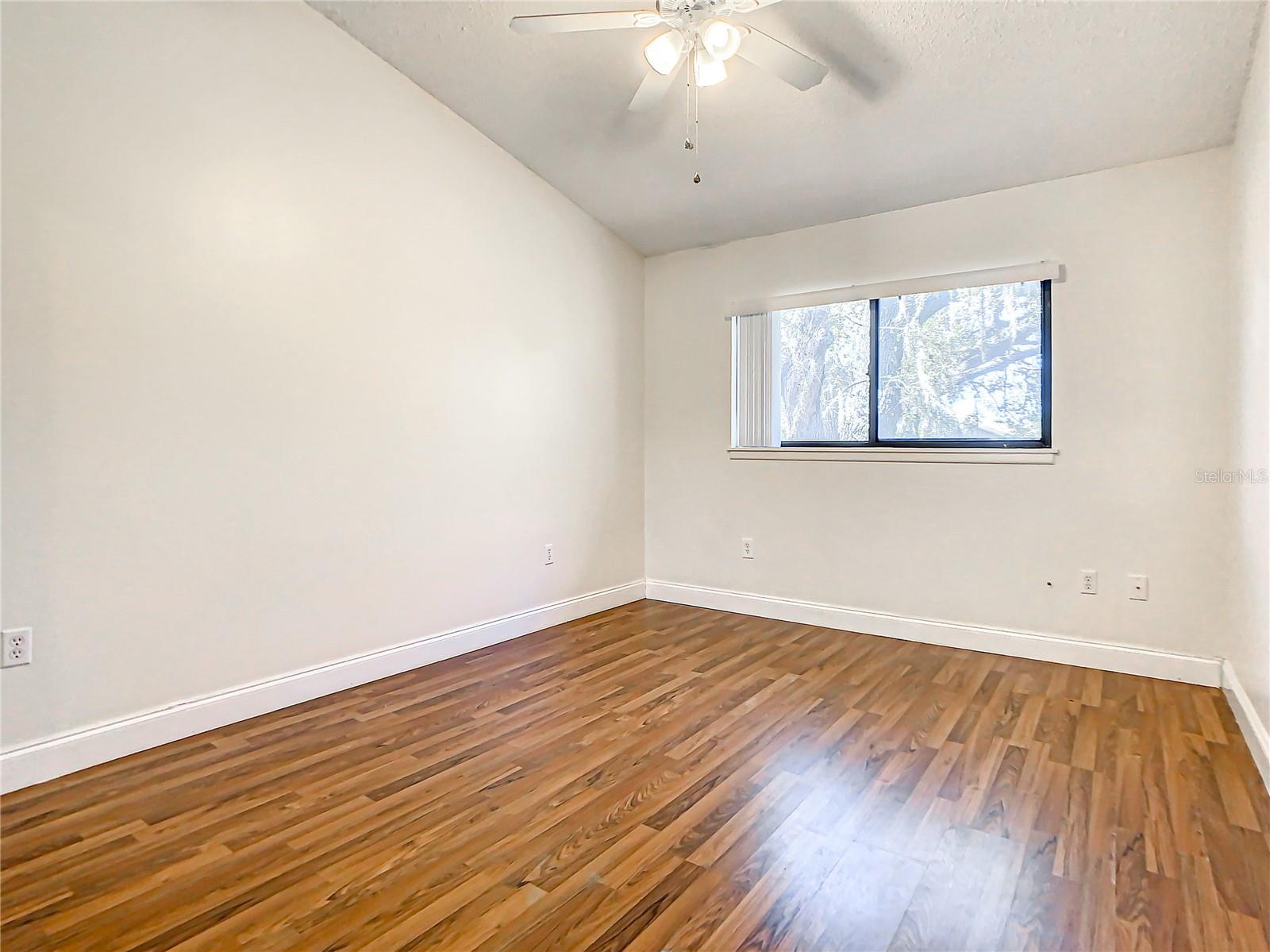 Image 22 of 34 For 955 Sunridge Drive 102