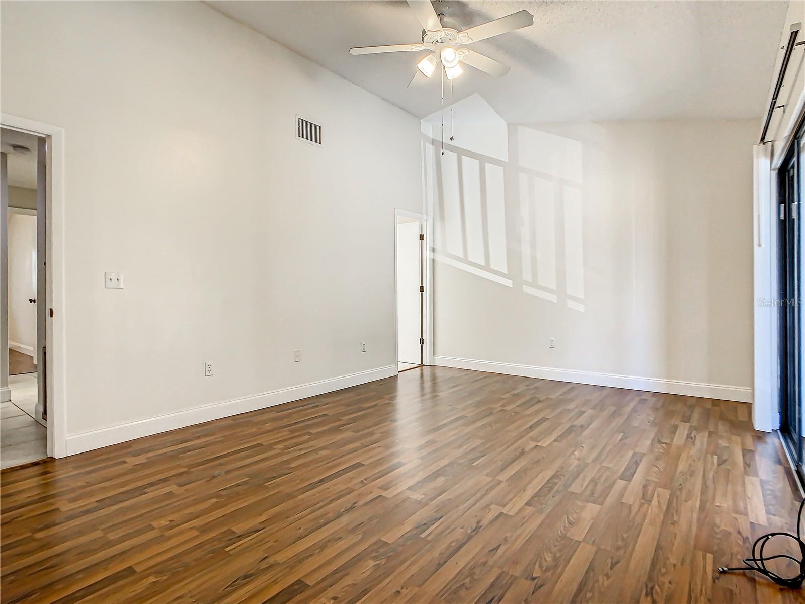 Image 24 of 34 For 955 Sunridge Drive 102