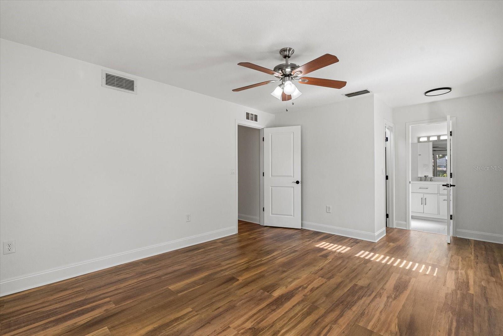 Image 17 of 39 For 4428 Meadow Creek Circle