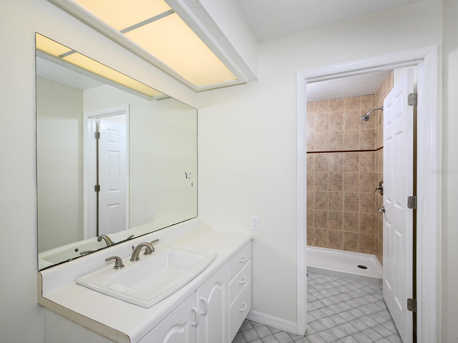 Image 19 of 100 For 5947 Bayview Circle S