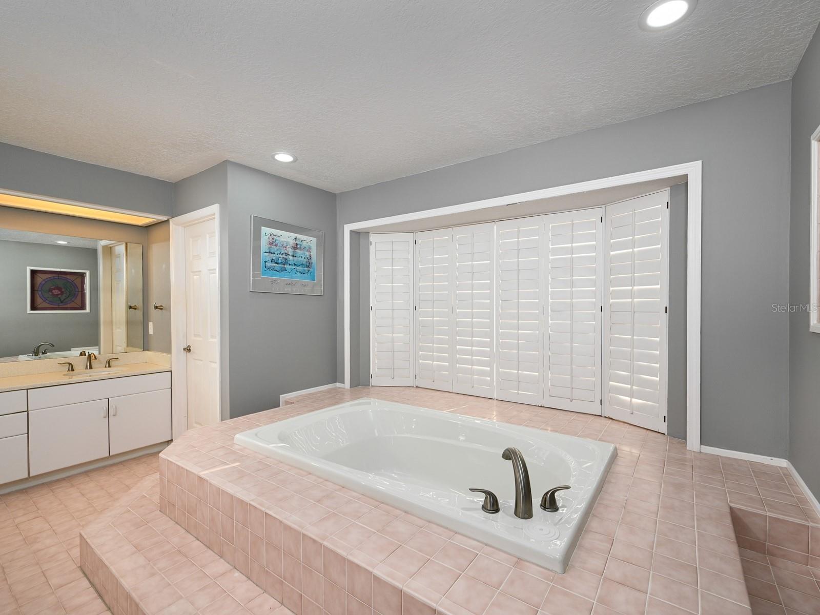 Image 31 of 100 For 5947 Bayview Circle S